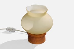Diseñador sueco, lámpara de mesa, cristal, teca, Suecia, años 50