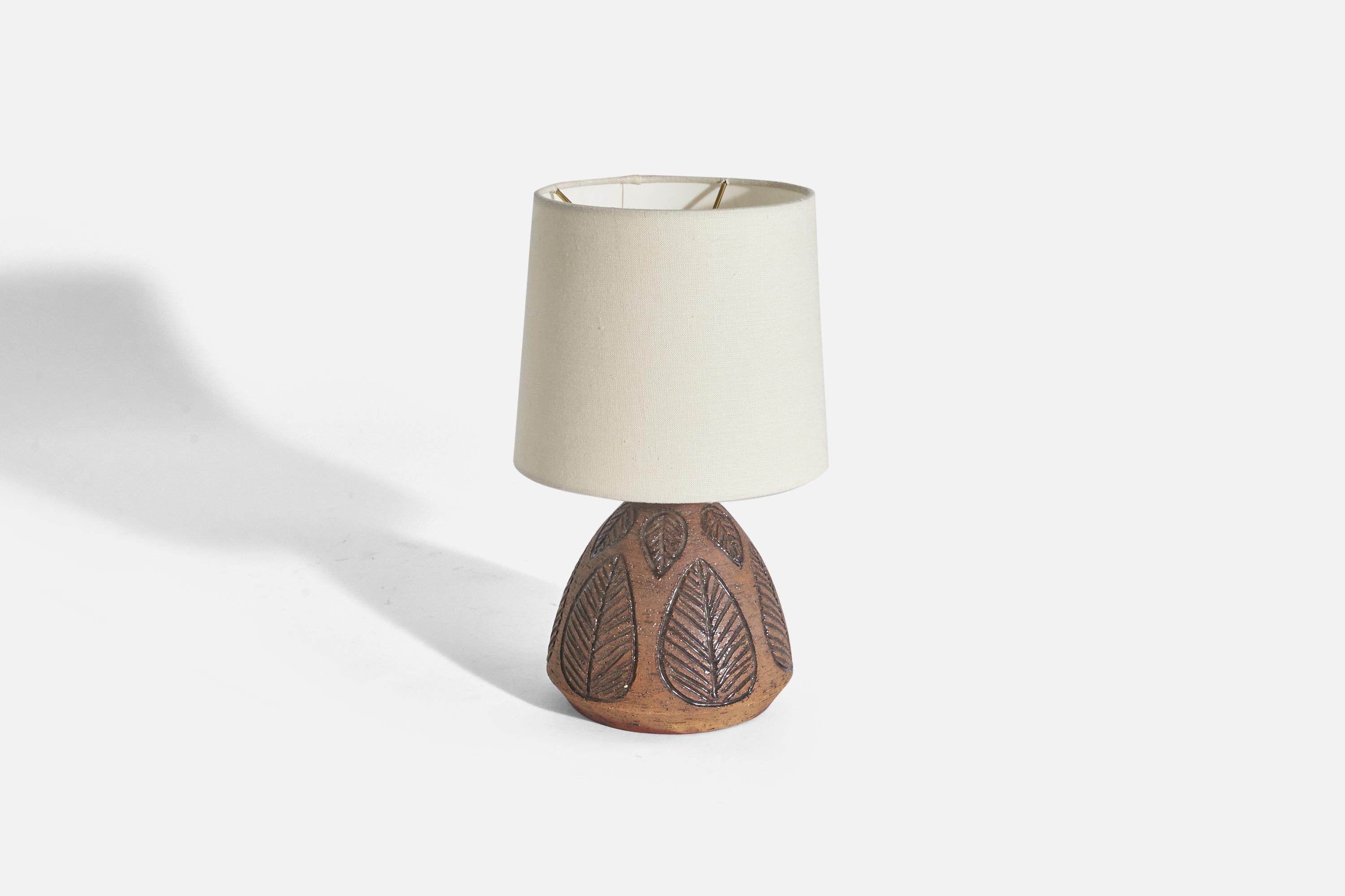 Moderne Designer suédois, lampe de bureau, grès incisé, Suède, 1970 en vente