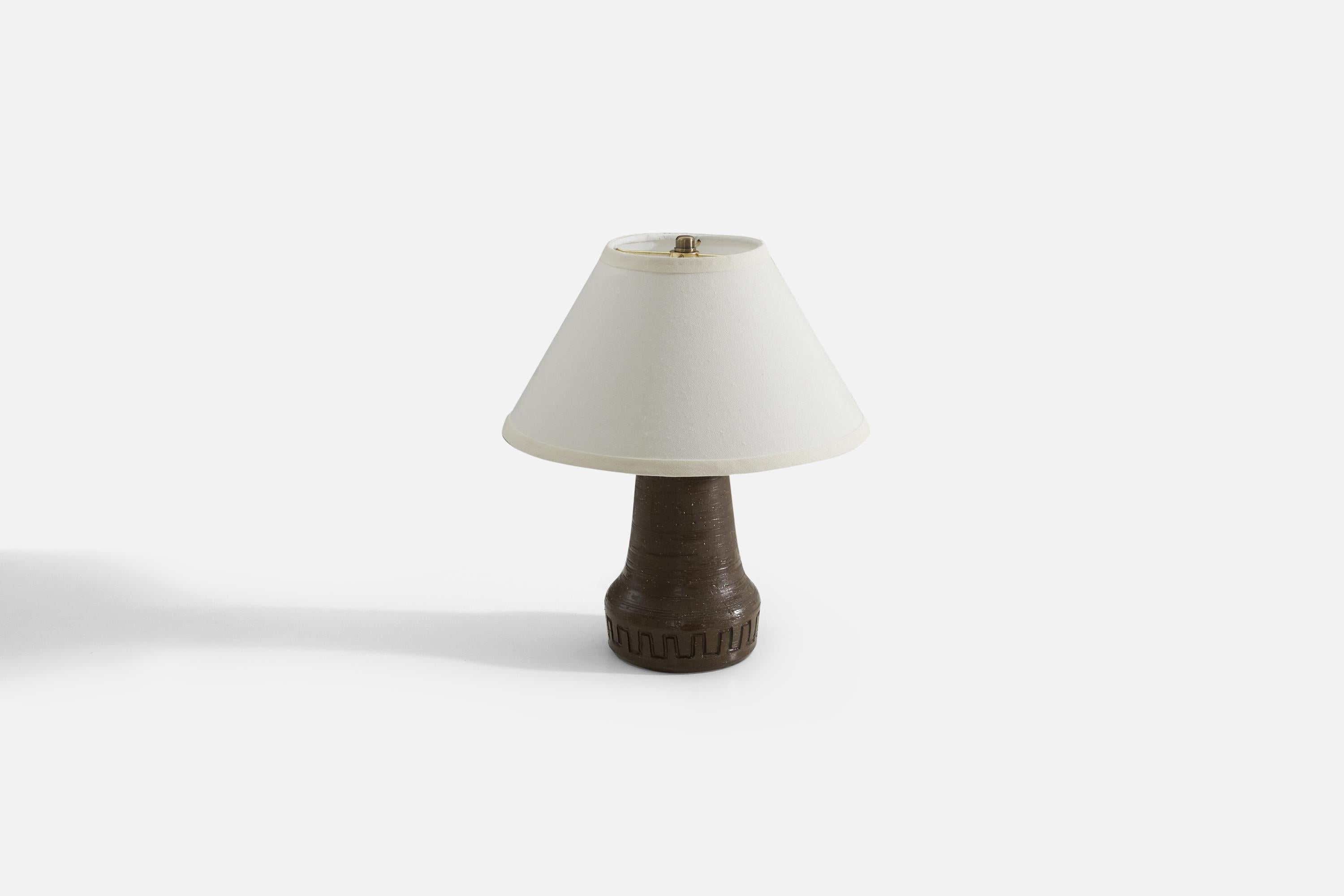 Swedish Designer, Table Lamp, Incised Stoneware, Sweden, c. 1960s In Good Condition For Sale In High Point, NC