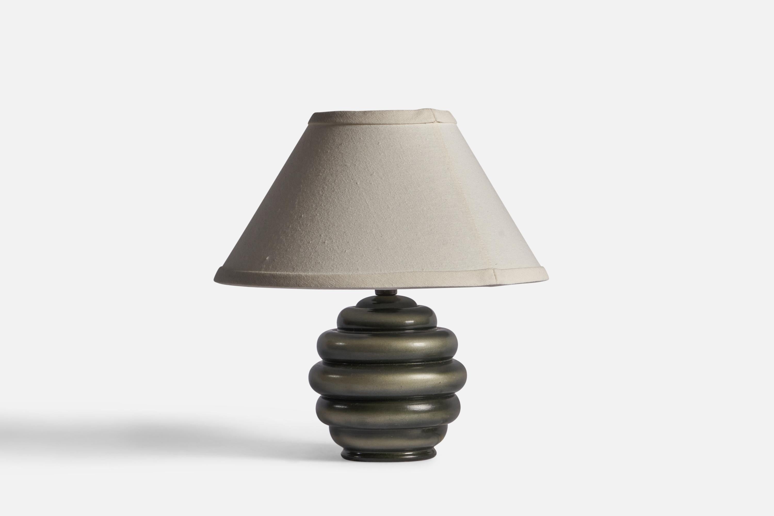 Lampe de table en bois émaillé gris et laiton, conçue et produite en Suède, années 1940.

Dimensions de la lampe (pouces) : 8.15