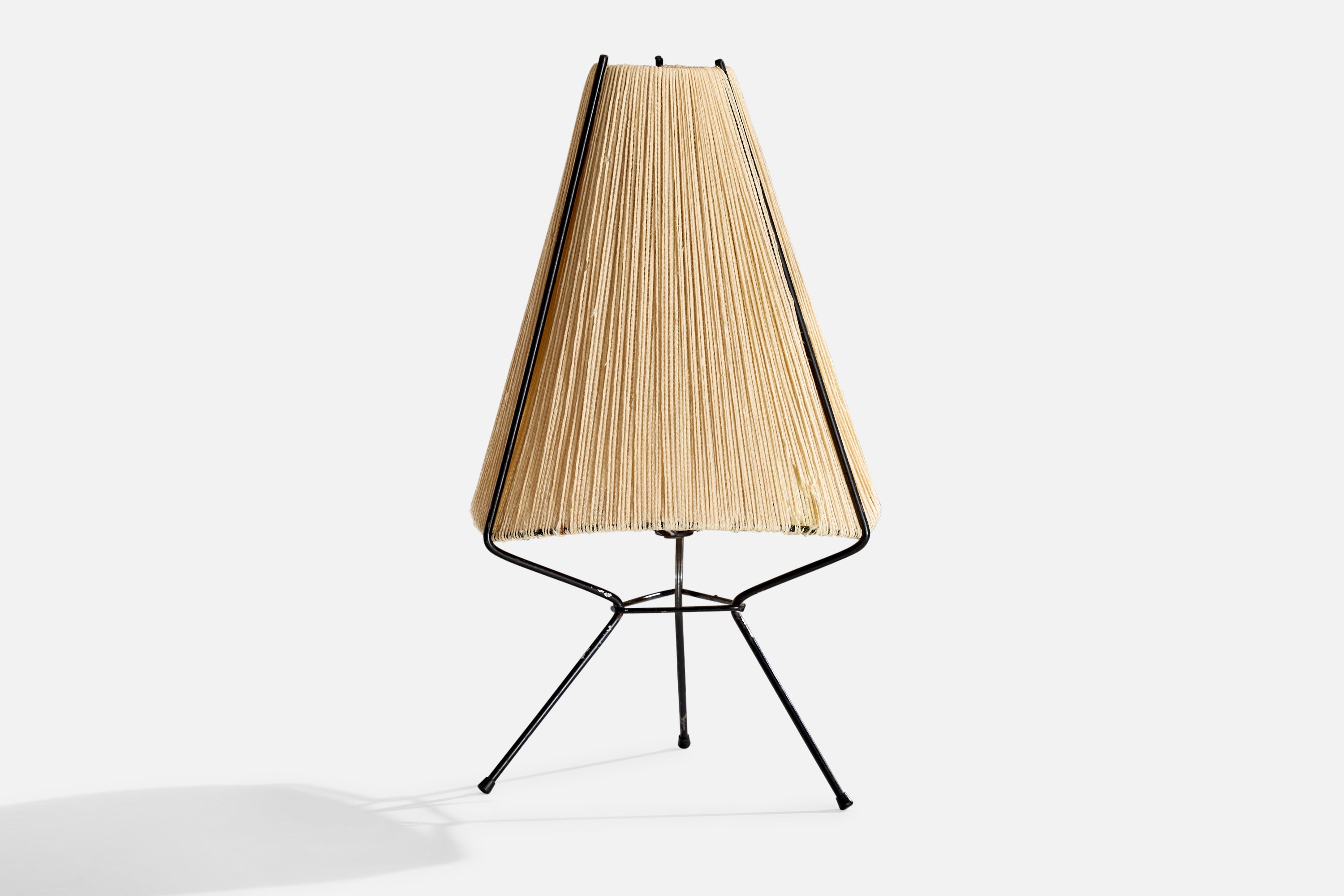 Lampada da tavolo in metallo e tessuto di corda progettata e prodotta in Svezia, anni '50 circa.

Dimensioni della lampada (pollici): 7,5