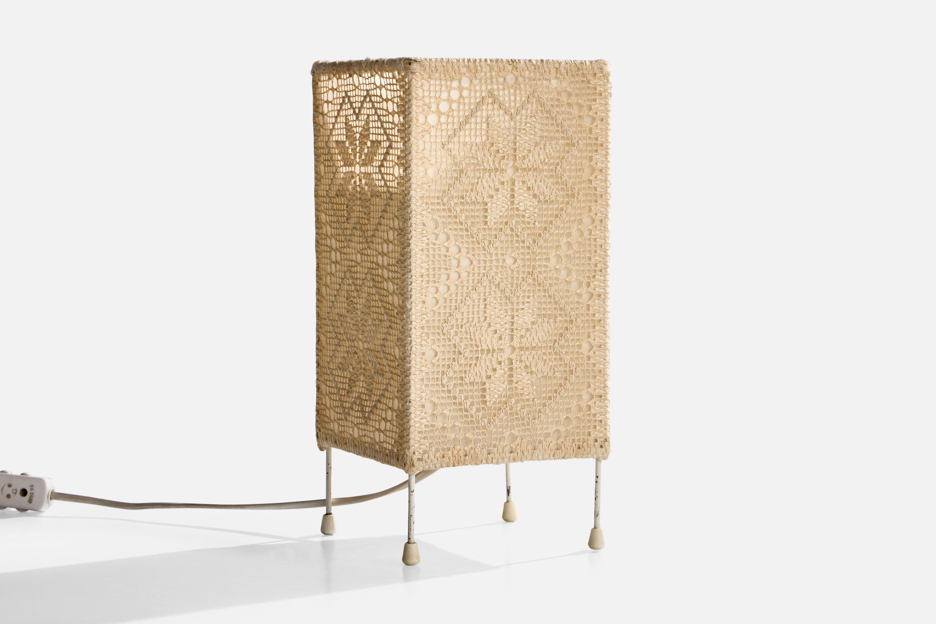 Lampada da tavolo in metallo laccato bianco e tessuto da ricamo beige progettata e prodotta in Svezia, anni '1960 circa.

Dimensioni della lampada (pollici): 10,75 