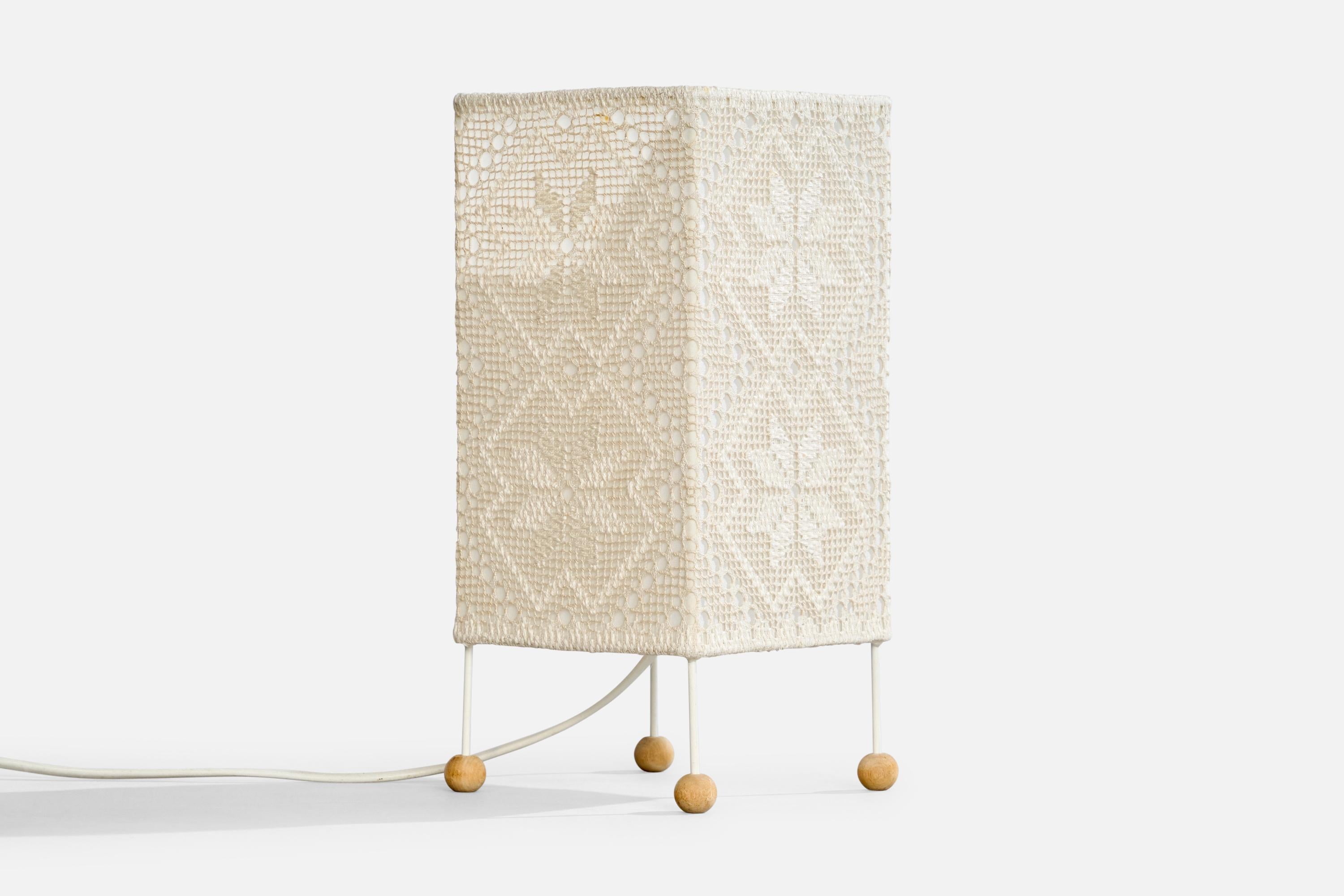 Lampe de table en tissu brodé, métal blanc et bois, conçue et produite en Suède, C.1960.

Dimensions de la lampe avec abat-jour (pouces) : 11