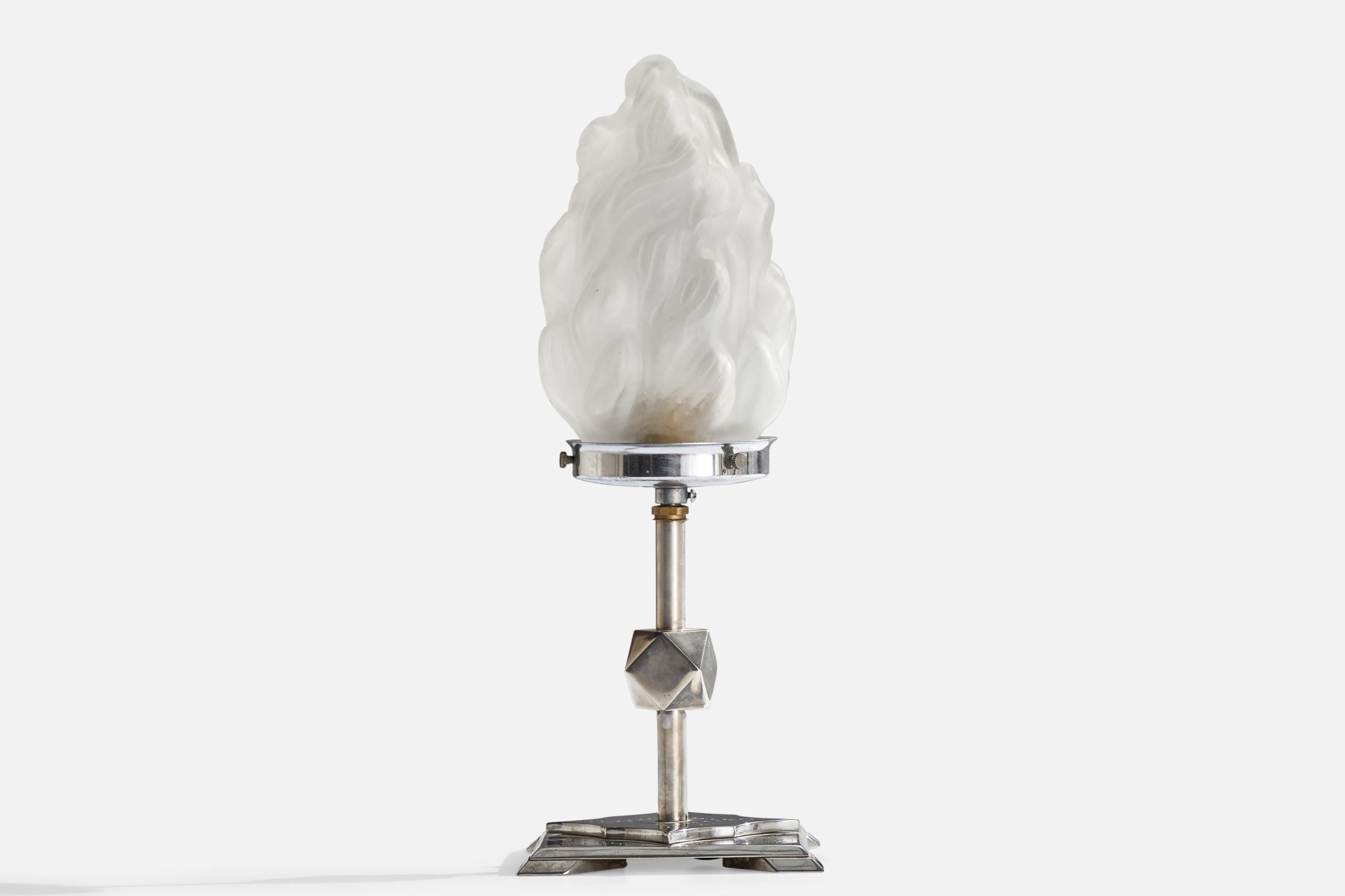 Lampe de table en métal et en verre opalin conçue et produite en Suède, C.C. 1940.

Dimensions globales (pouces) : 14