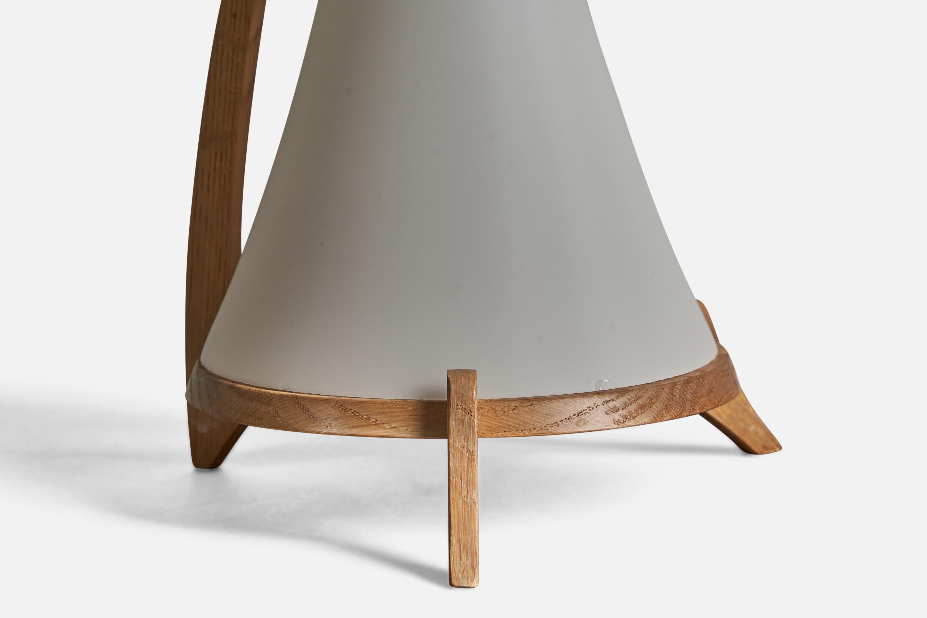 Suédois Designer suédois, lampe de bureau, chêne, verre, laiton, Suède, 1970 en vente