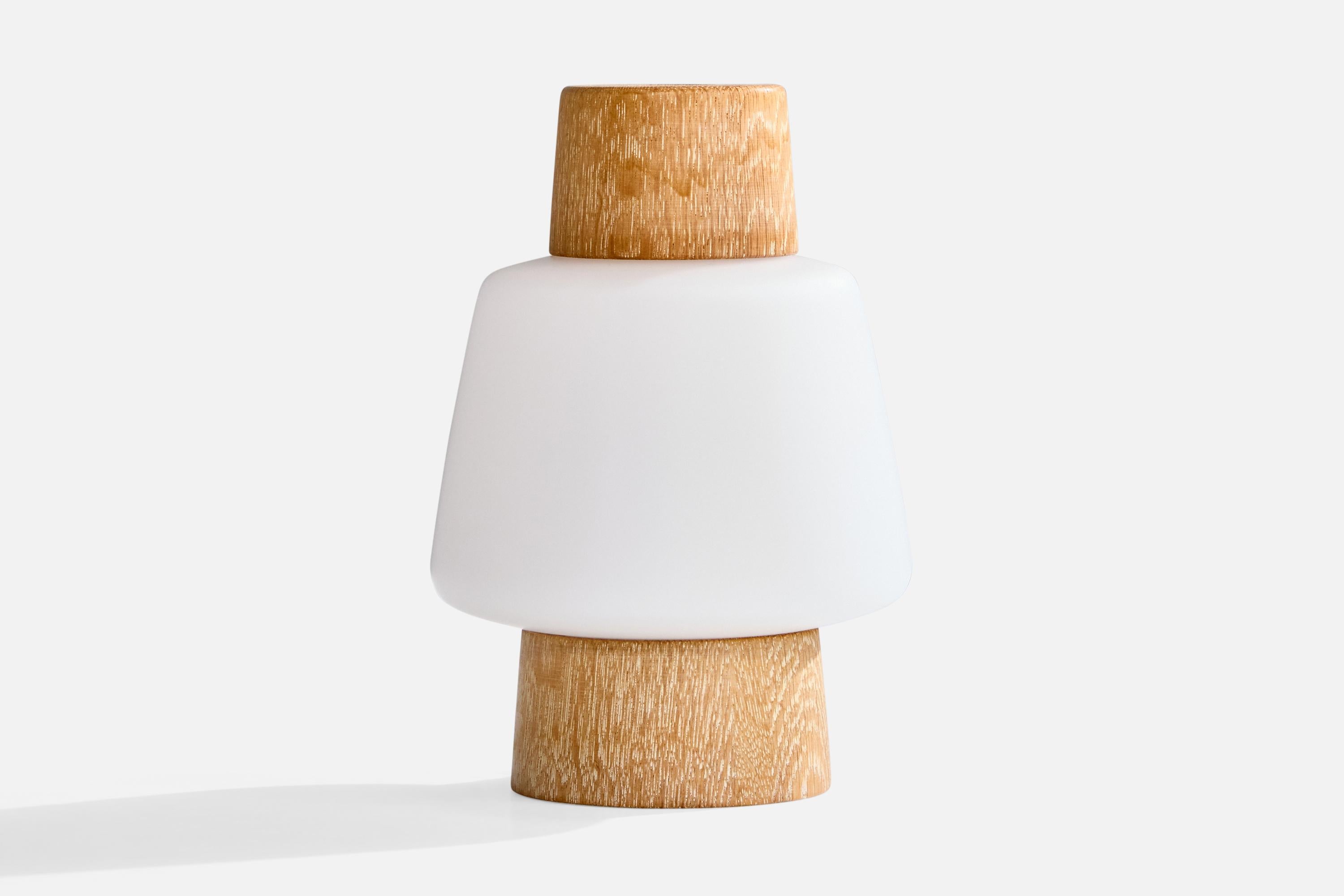 Lampe de table en chêne et verre opalin blanc, conçue et produite en Suède, C.C. 1950.

Dimensions de la lampe (pouces) : 7.5 