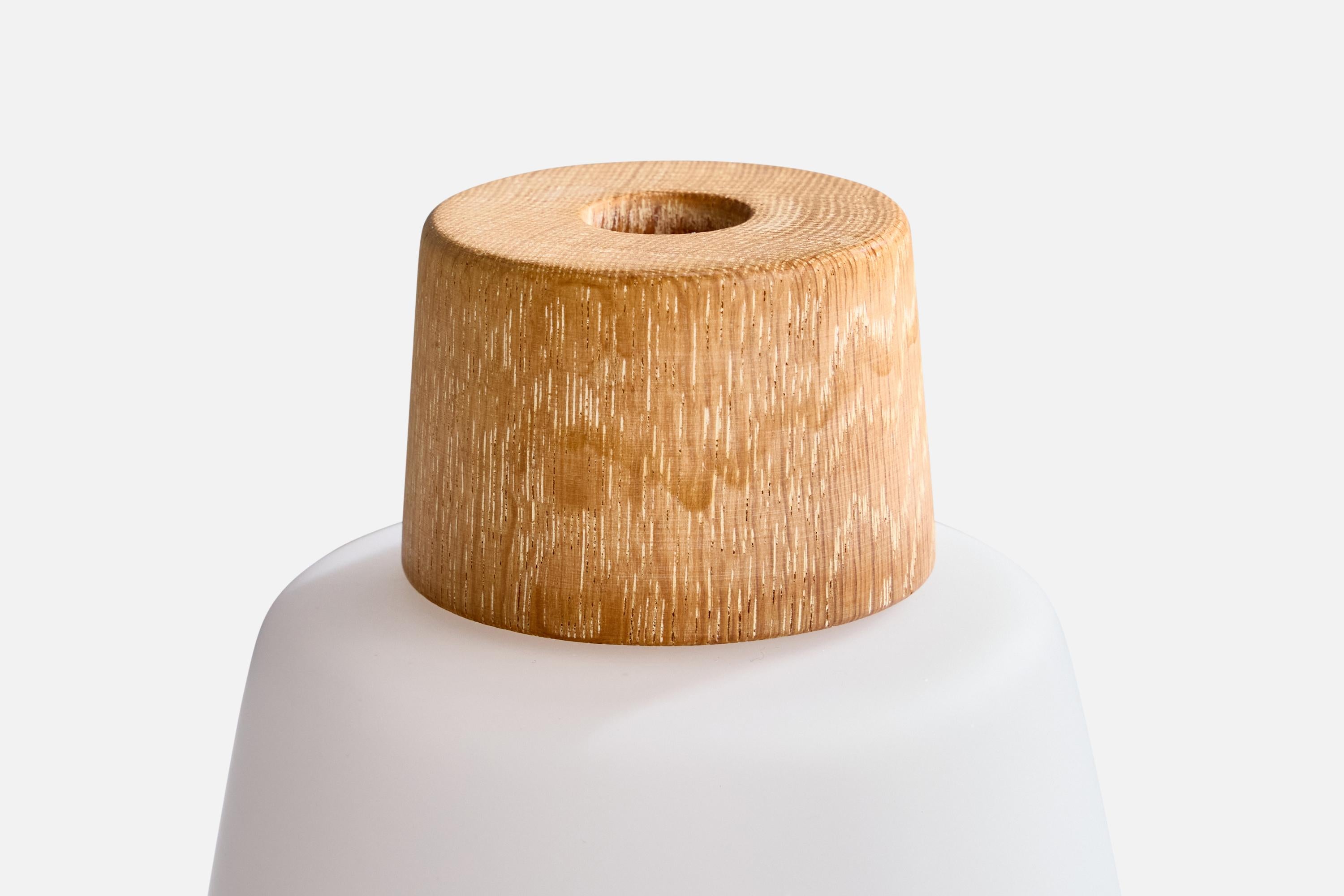 Suédois Lampe de table de designer suédois, Oak Oak, verre, Suède, années 1950 en vente