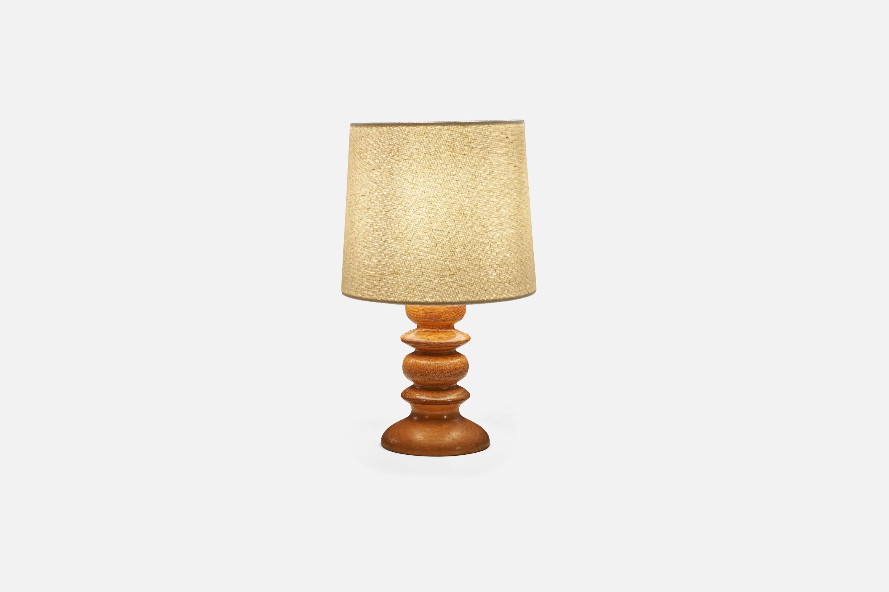 Swedish Designer, Table Lamp, Oak, Sweden, 1970s In Good Condition For Sale In High Point, NC