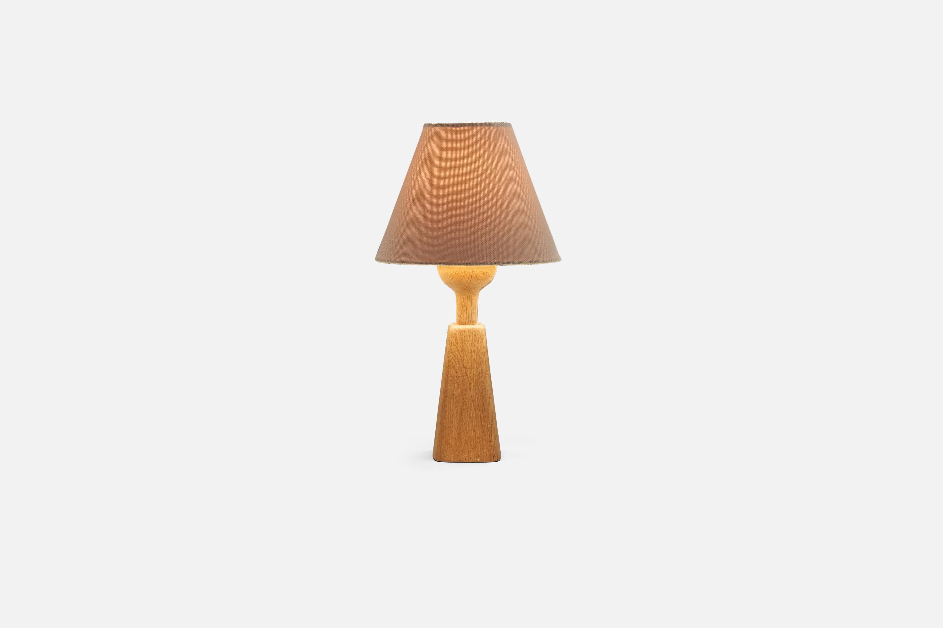 Swedish Designer, Table Lamp, Oak, Sweden, 1970s In Good Condition For Sale In High Point, NC