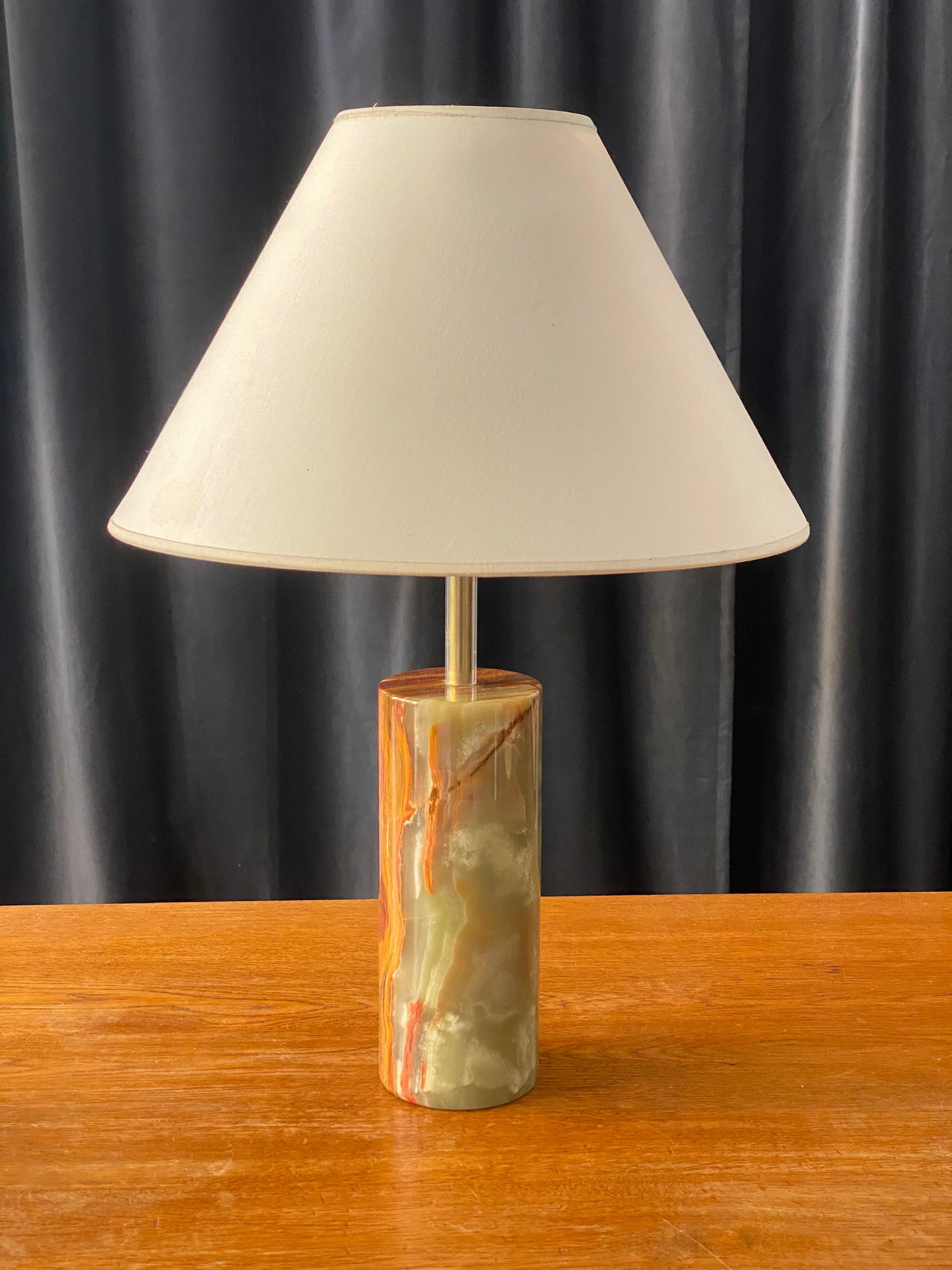 An elegant Minimalist table lamp. By an unknown Swedish designer and producer. Base in onyx, rod in brass. The vintage screen is not included purchase.