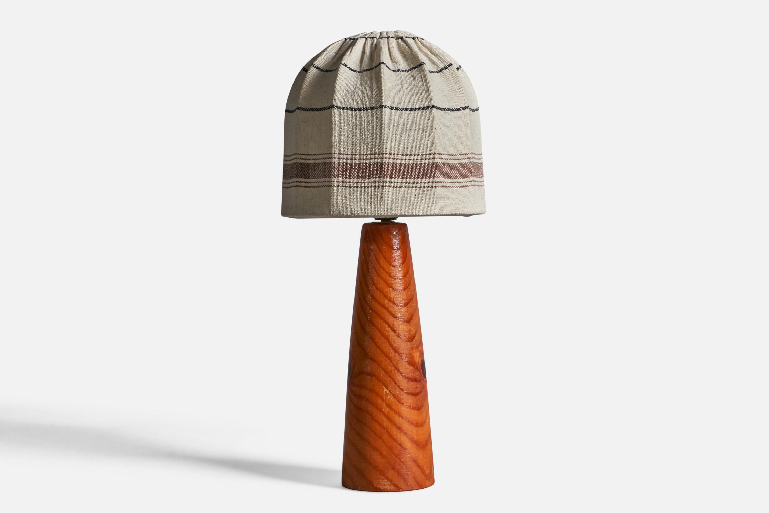 A pine and woven fabric table lamp designed and produced in Sweden, 1970s.

Overall Dimensions (inches): 16