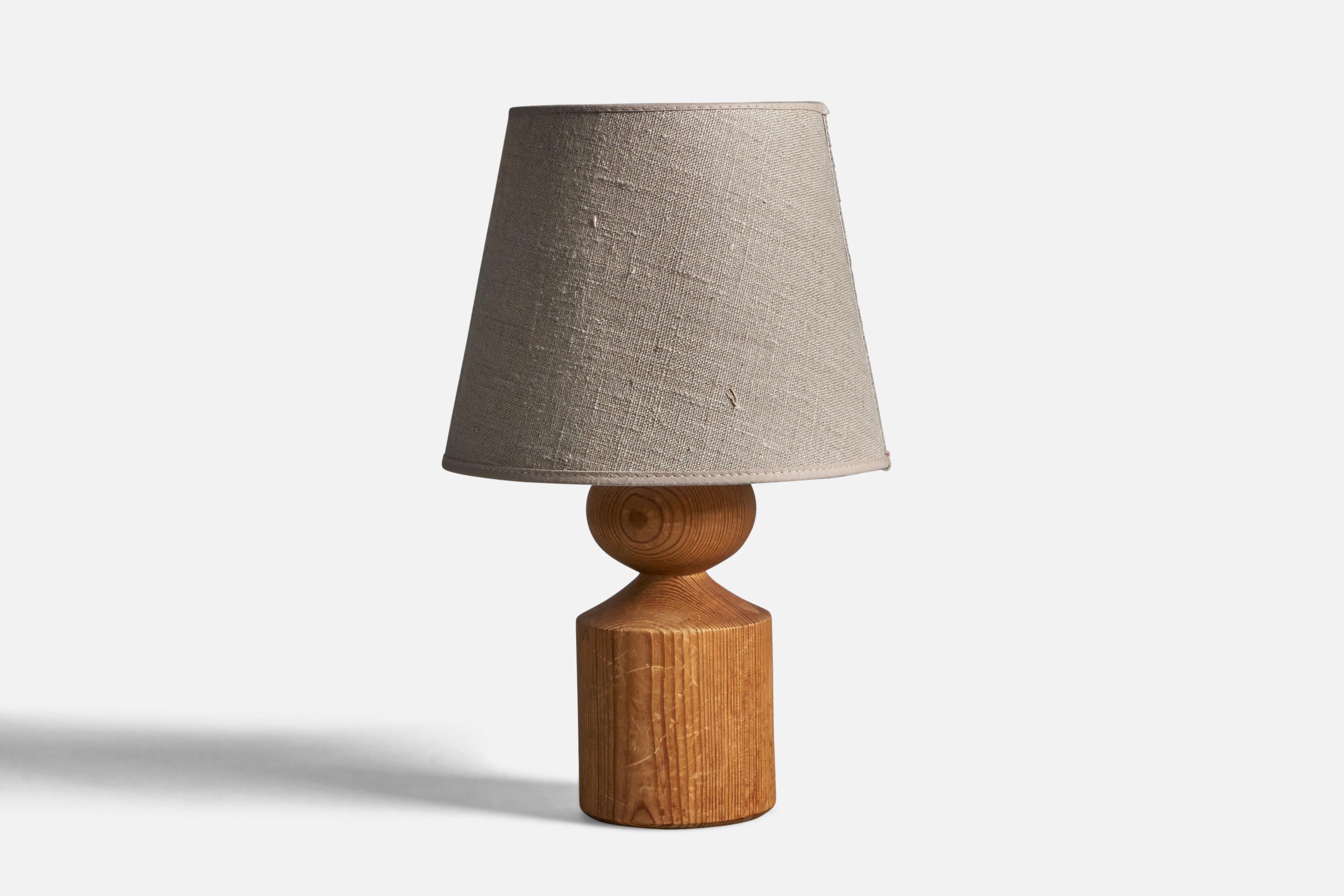 A pine and beige fabric table lamp designed and produced in Sweden, 1970s.

Overall Dimensions (inches): 13.25