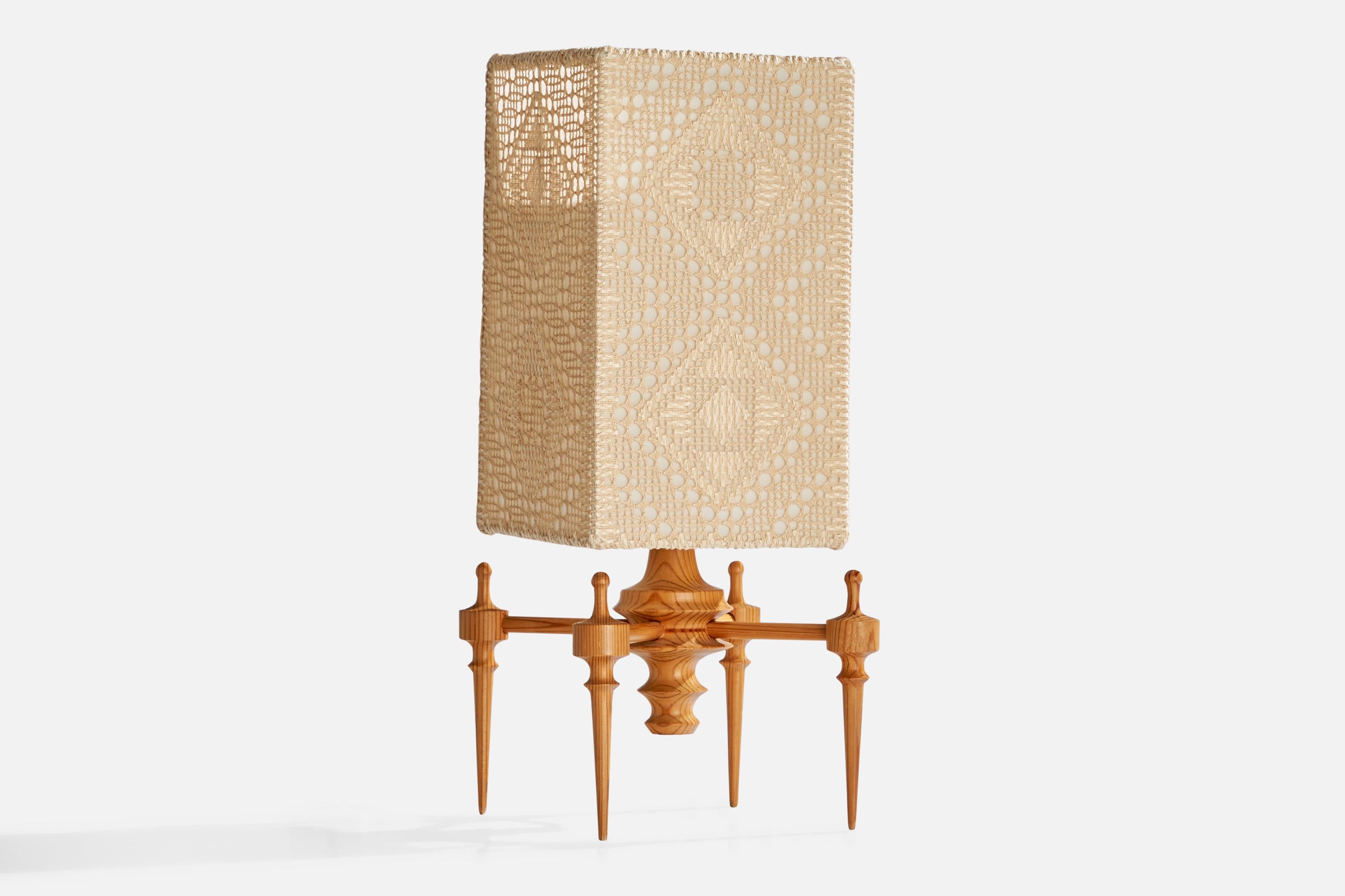 Tischlampe aus Kiefer und besticktem Stoff, entworfen und hergestellt in Schweden, ca. 1970er Jahre.

Abmessungen der Lampe mit Schirm (Zoll): 14