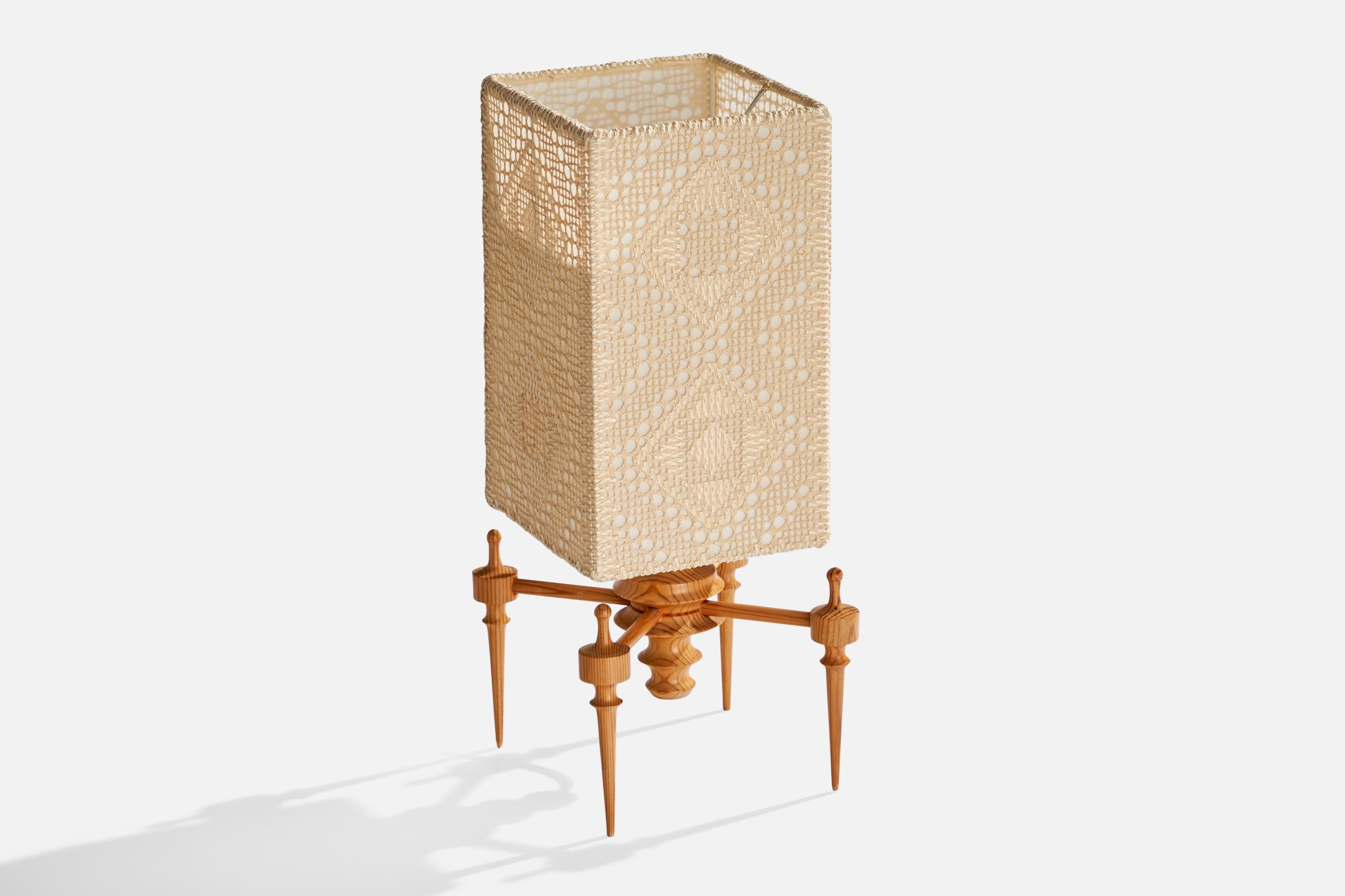 Schwedische Designerin, Tischlampe, Kiefernholz, Stoff, Schweden, 1970er Jahre im Zustand „Gut“ im Angebot in High Point, NC
