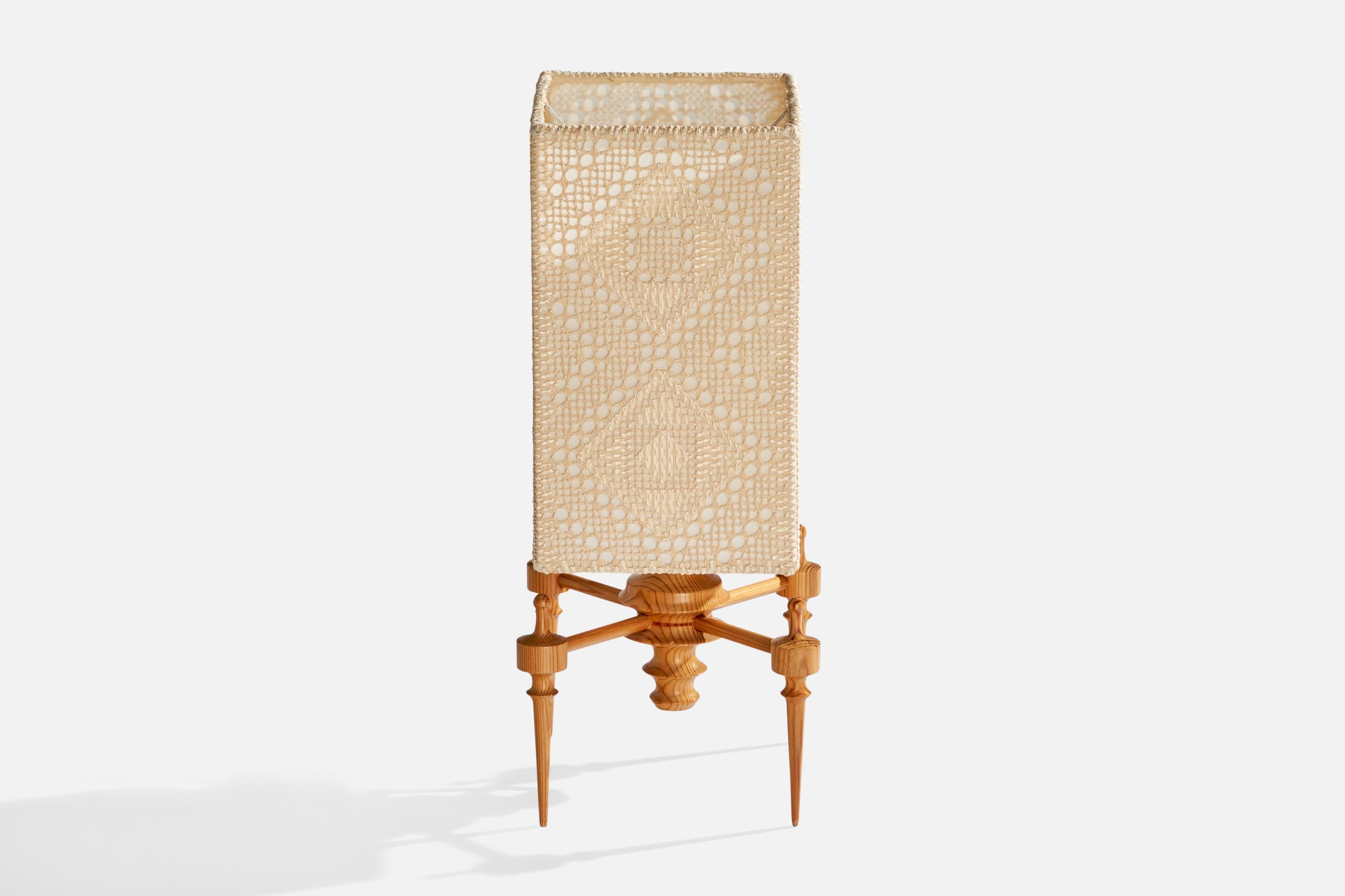 Schwedische Designerin, Tischlampe, Kiefernholz, Stoff, Schweden, 1970er Jahre (Ende des 20. Jahrhunderts) im Angebot