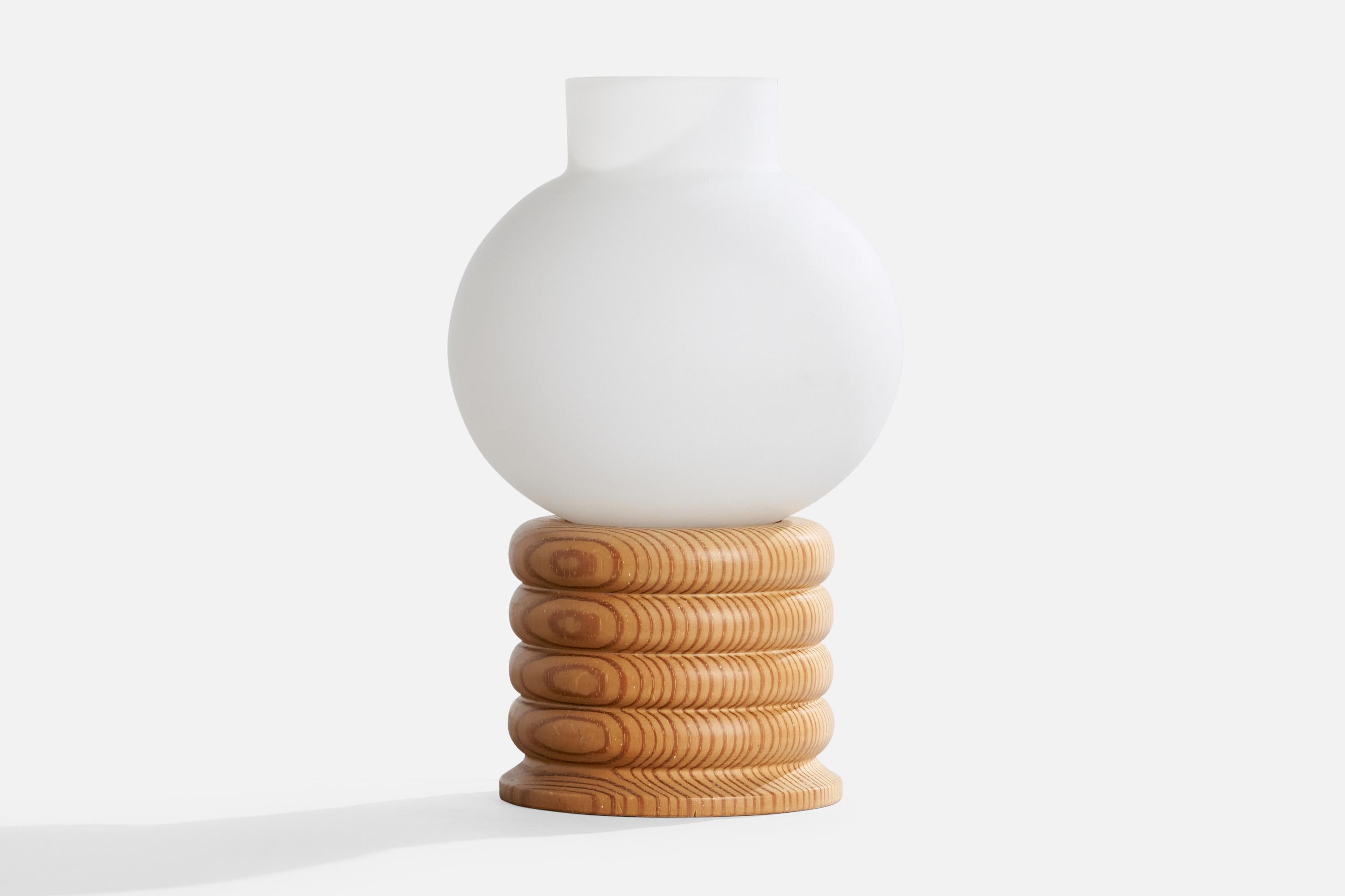 Lampe de table en pin et verre opalin blanc, conçue et produite en Suède, C.C. 1970.

Dimensions de la lampe avec abat-jour (pouces) : 7.75