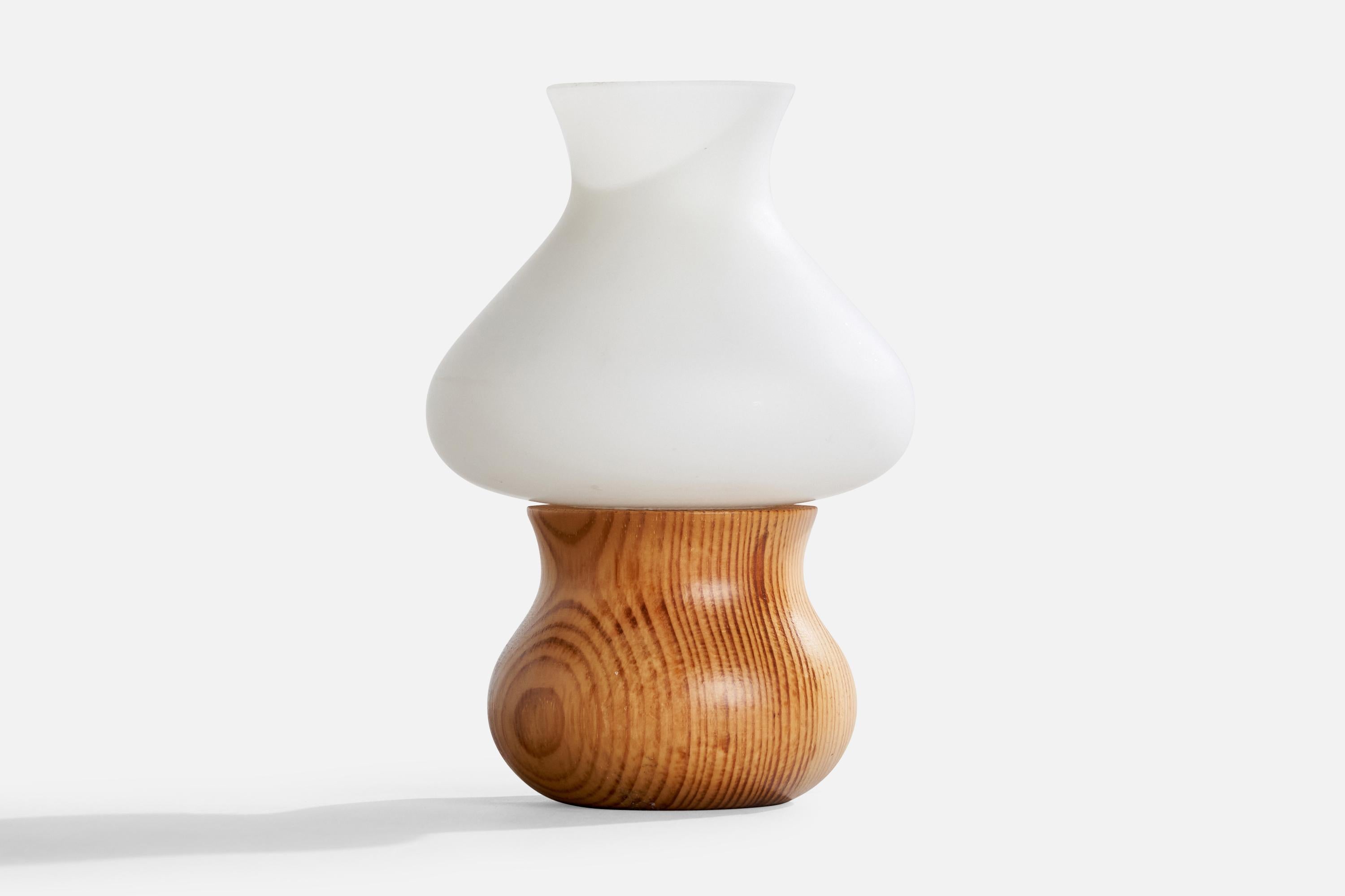 Lampe de table en pin et verre opalin blanc, conçue et produite en Suède, C.C. 1970.

Dimensions de la lampe avec abat-jour (pouces) : 6.8