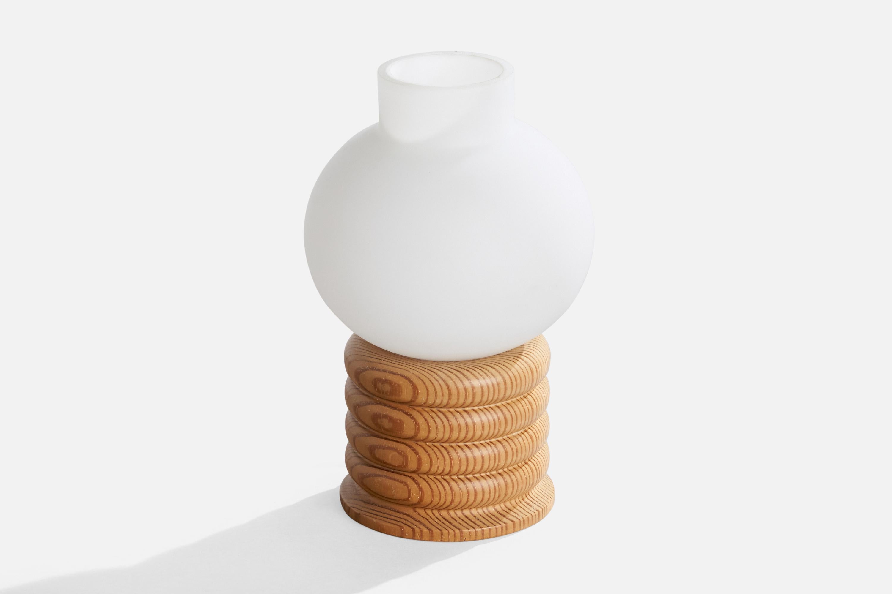 Suédois Designer suédois, lampe de bureau, pin, verre, Suède, 1970 en vente