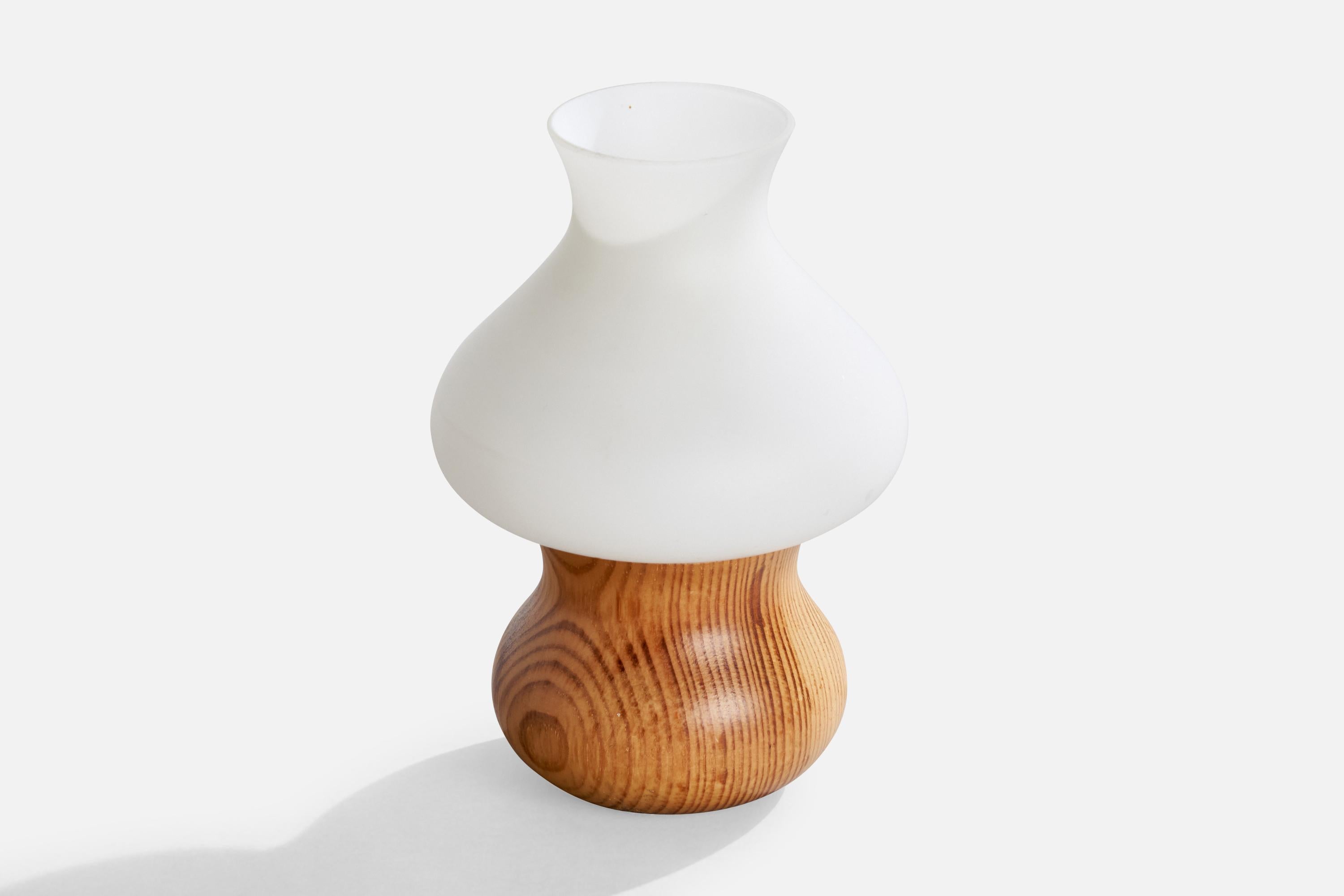 Suédois Designer suédois, lampe de bureau, pin, verre, Suède, 1970 en vente