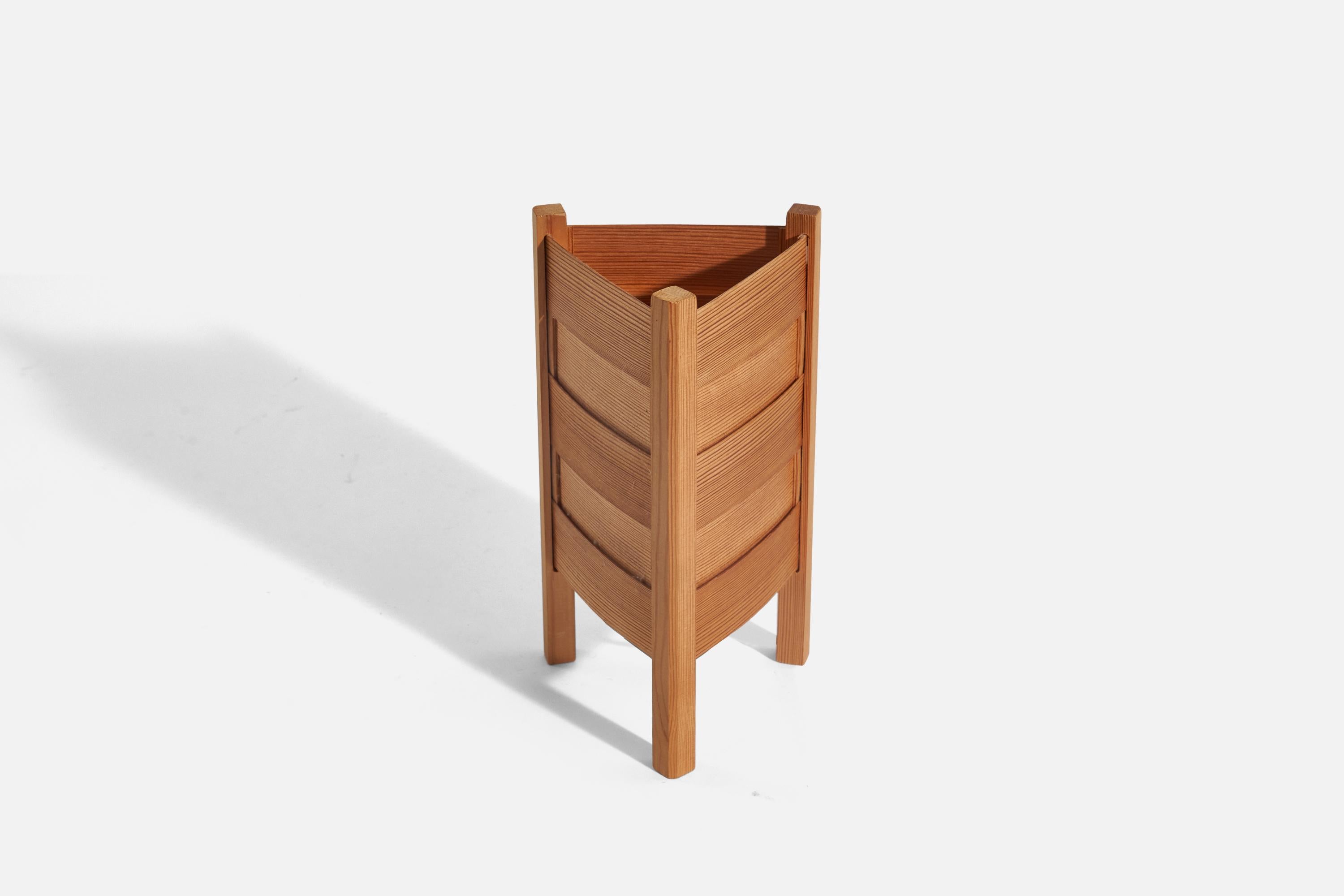 Lampe de table en pin et placage de pin moulé, conçue et produite en Suède, années 1970.

La douille accepte les ampoules standard E-26 à culot moyen.
Il n'y a pas de puissance maximale indiquée sur le luminaire.