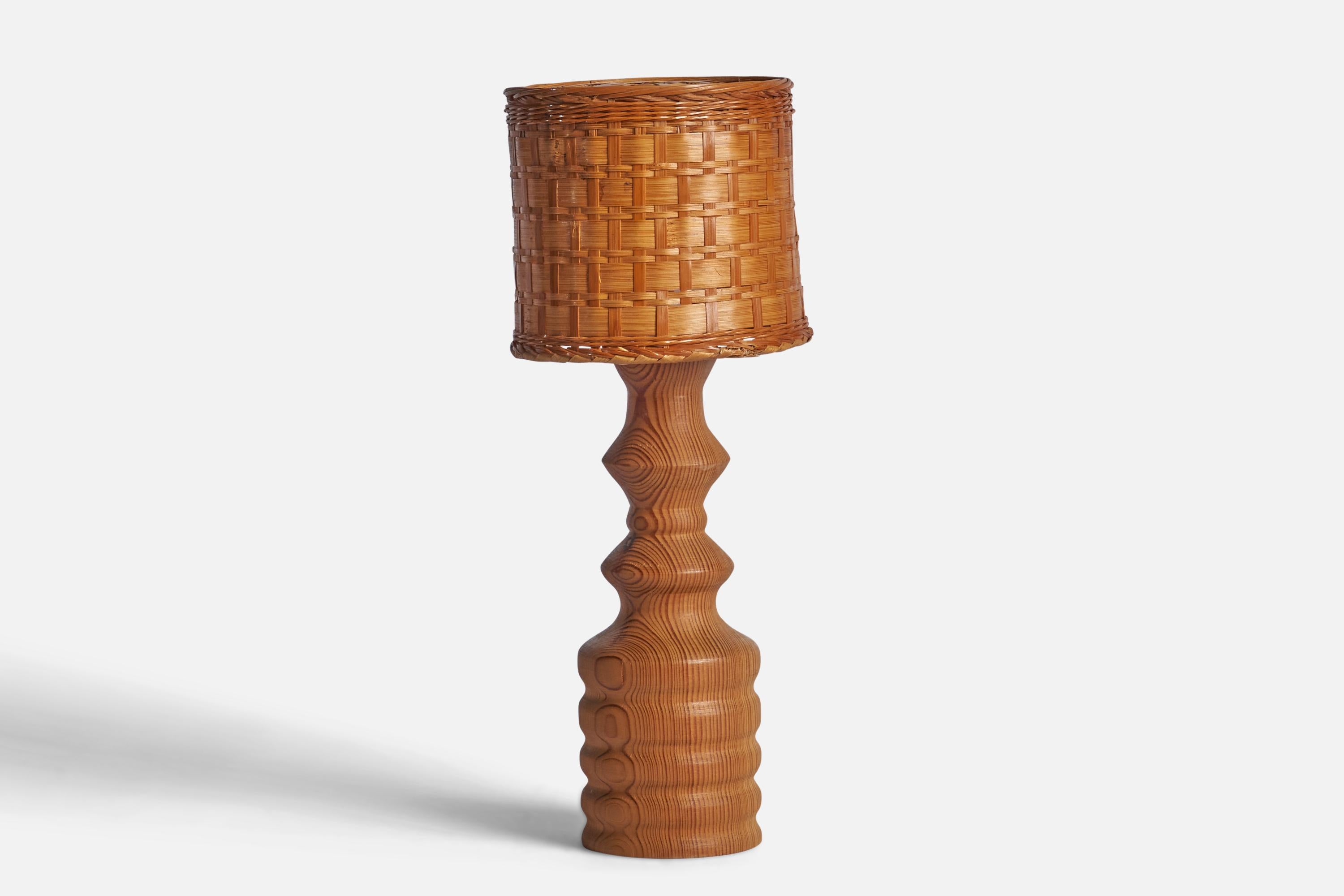 A pine and rattan table lamp designed and produced in Sweden, c. 1970s.

Overall Dimensions (inches): 16