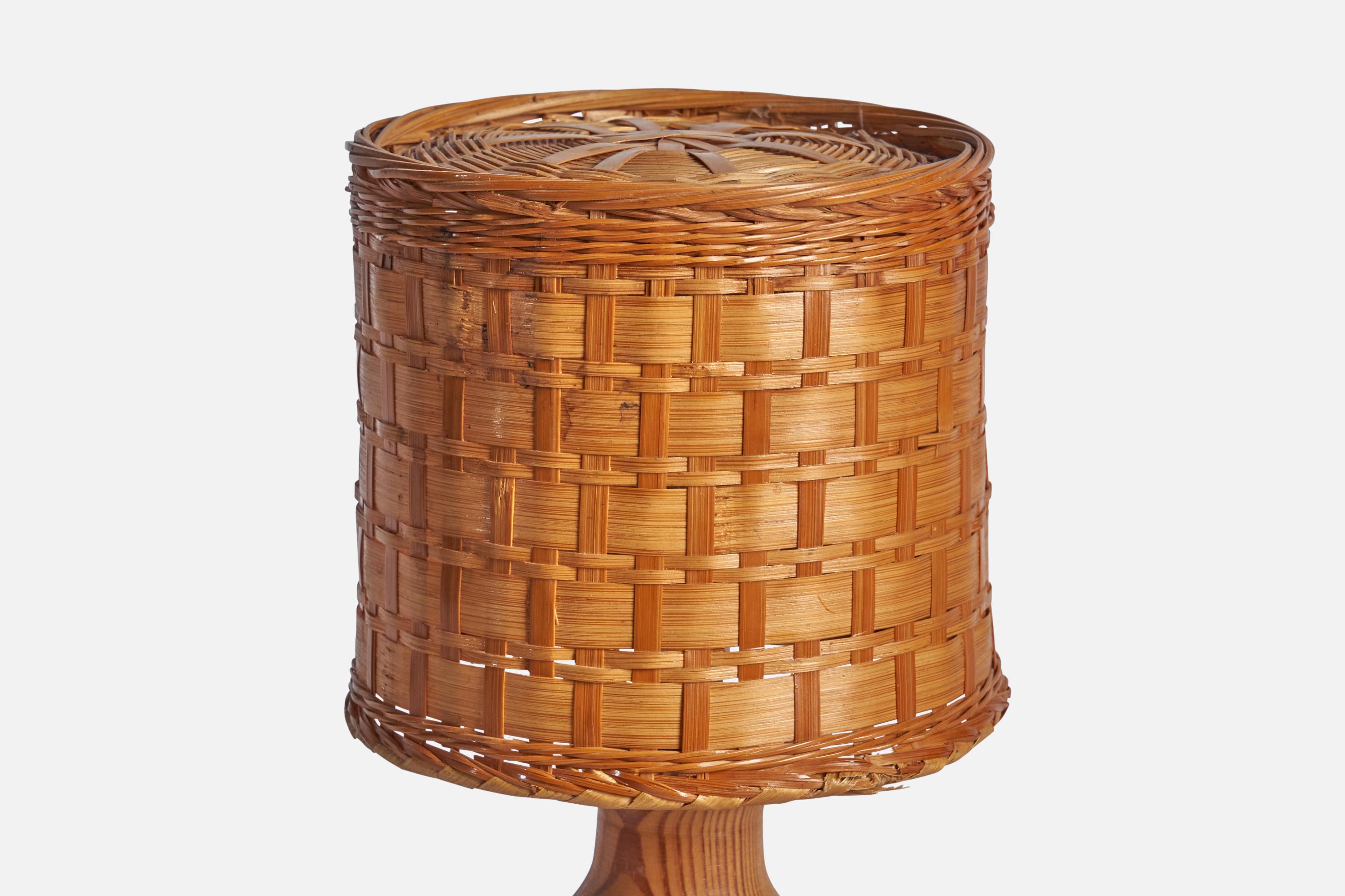 Swedish Designer, Table Lamp, Pine, Rattan, Sweden, 1970s In Good Condition For Sale In High Point, NC