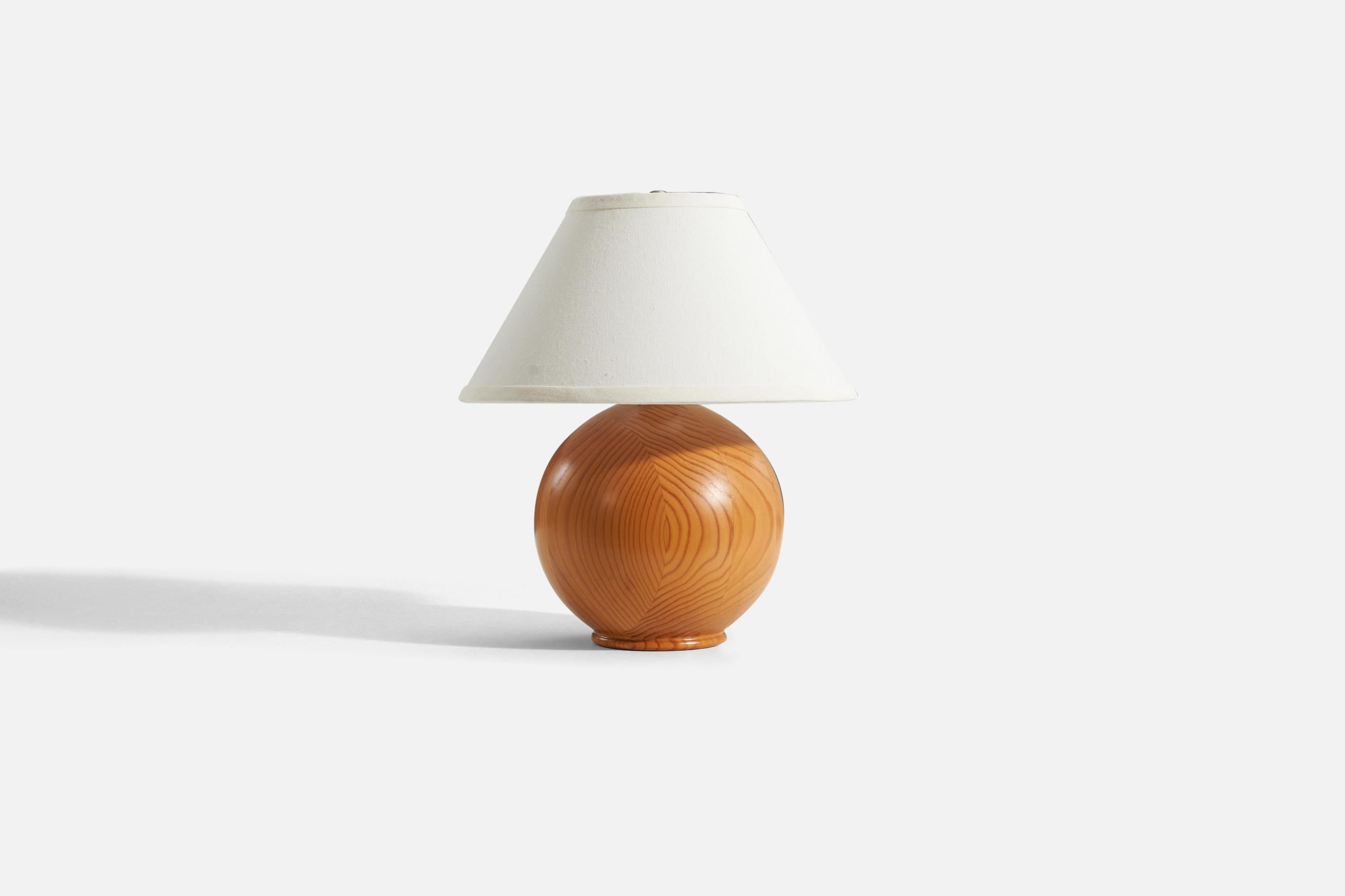 A pine table lamp designed and produced by a Swedish designer, Sweden, 1960s.

Sold without lampshade. 
Dimensions of lamp (inches) : 10.625 x 7.125 x 7.125 (H x W x D).
Dimensions shade (inches) : 5.25 x 12.25 x 7.25 (T x B x H).
Dimension of