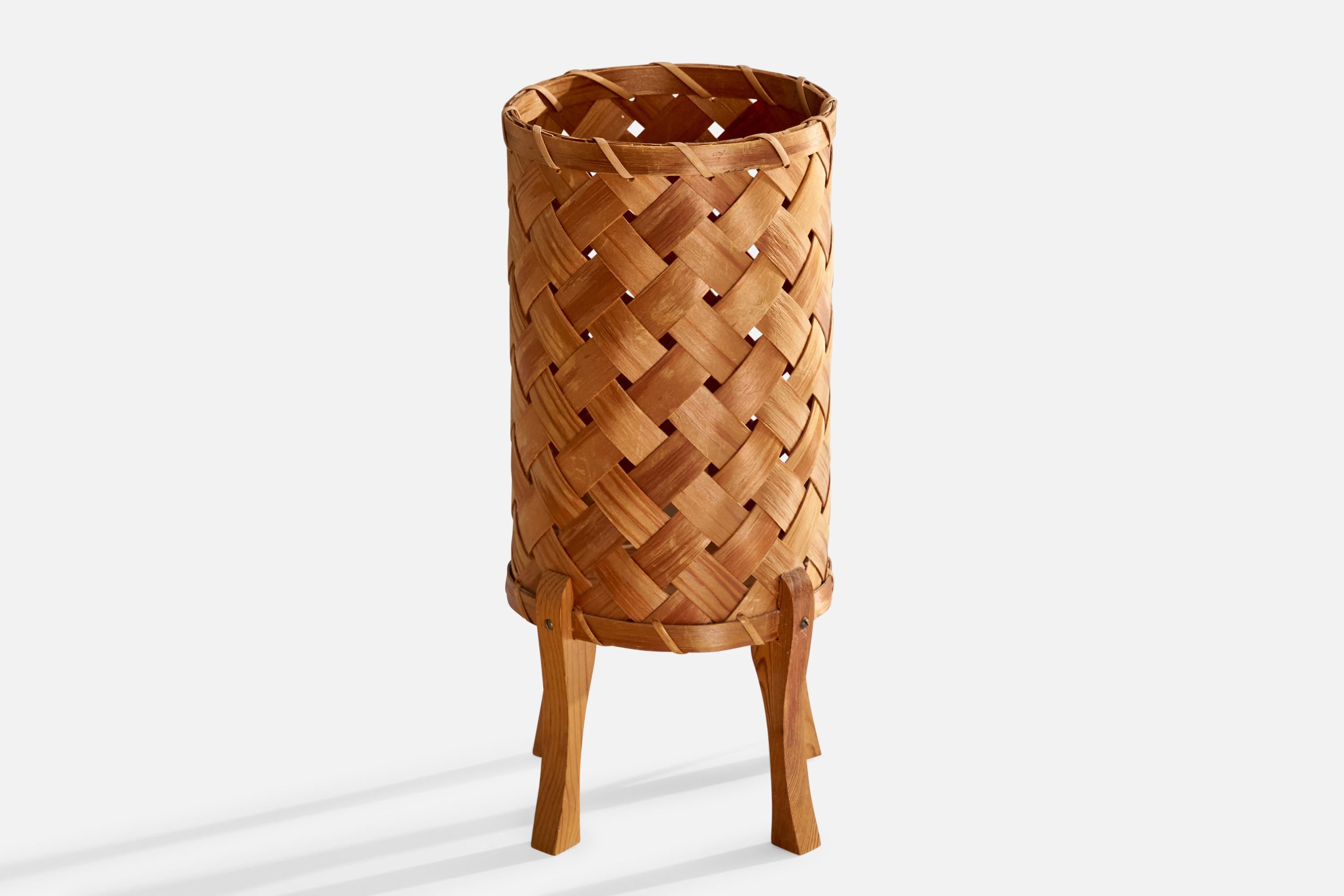 Swedish Designer, Table Lamp, Pine, Sweden, 1960s In Good Condition For Sale In High Point, NC