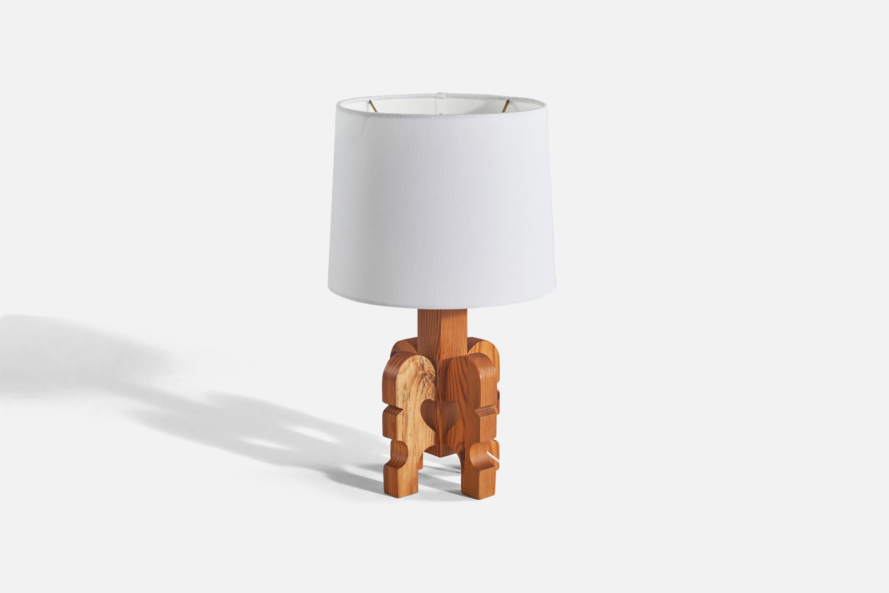 Lampada da tavolo in pino progettata e prodotta in Svezia negli anni '70.

Venduto senza paralume. 
Dimensioni della lampada (pollici) : 11,62 x 6,12 x 5,12 (altezza x larghezza x profondità)
Dimensioni del paralume (pollici) : 9 x 10 x 8 (diametro