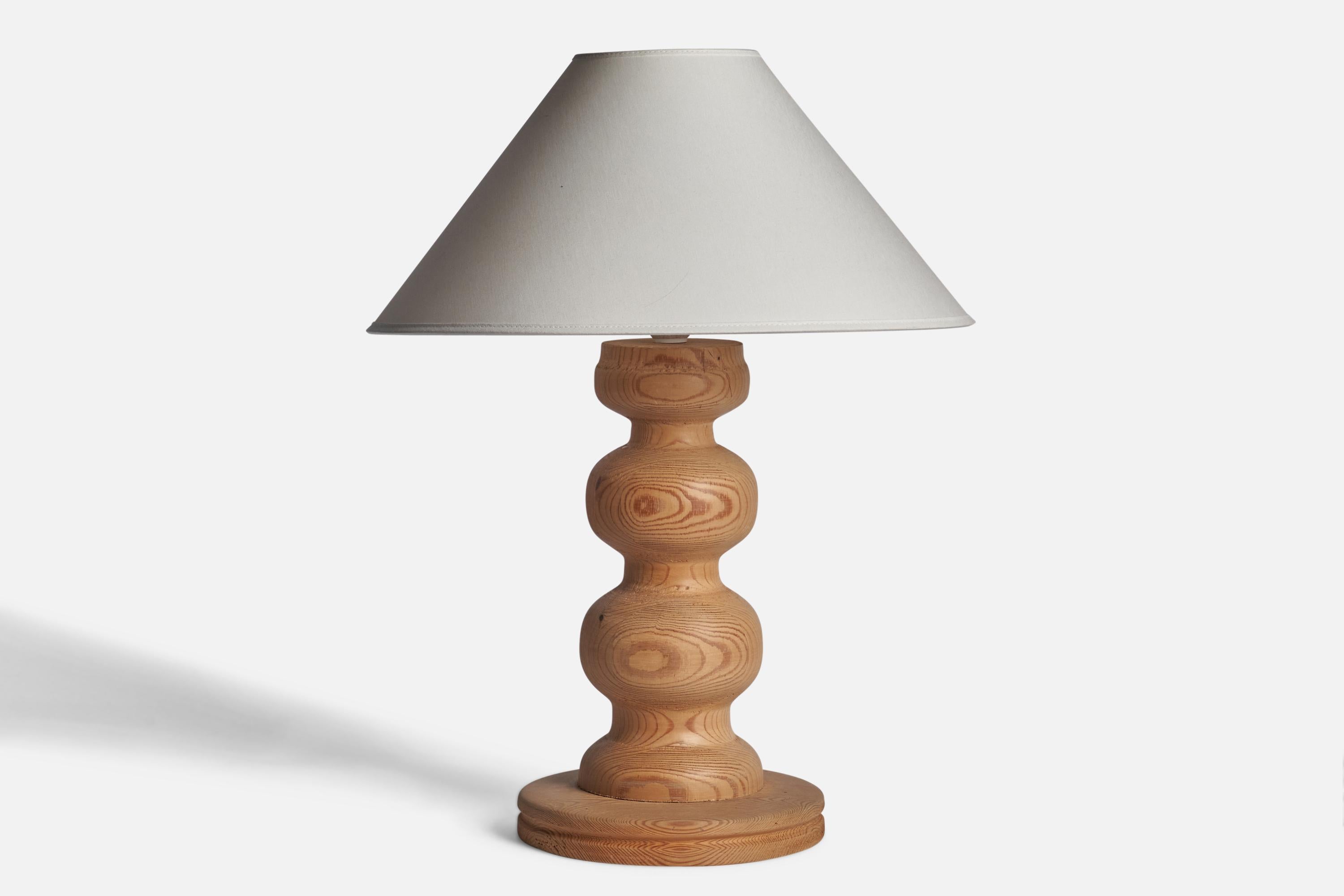 Eine Tischlampe aus Kiefernholz, entworfen und hergestellt in Schweden, 1970er Jahre.

Abmessungen der Lampe (Zoll): 16 H x 8