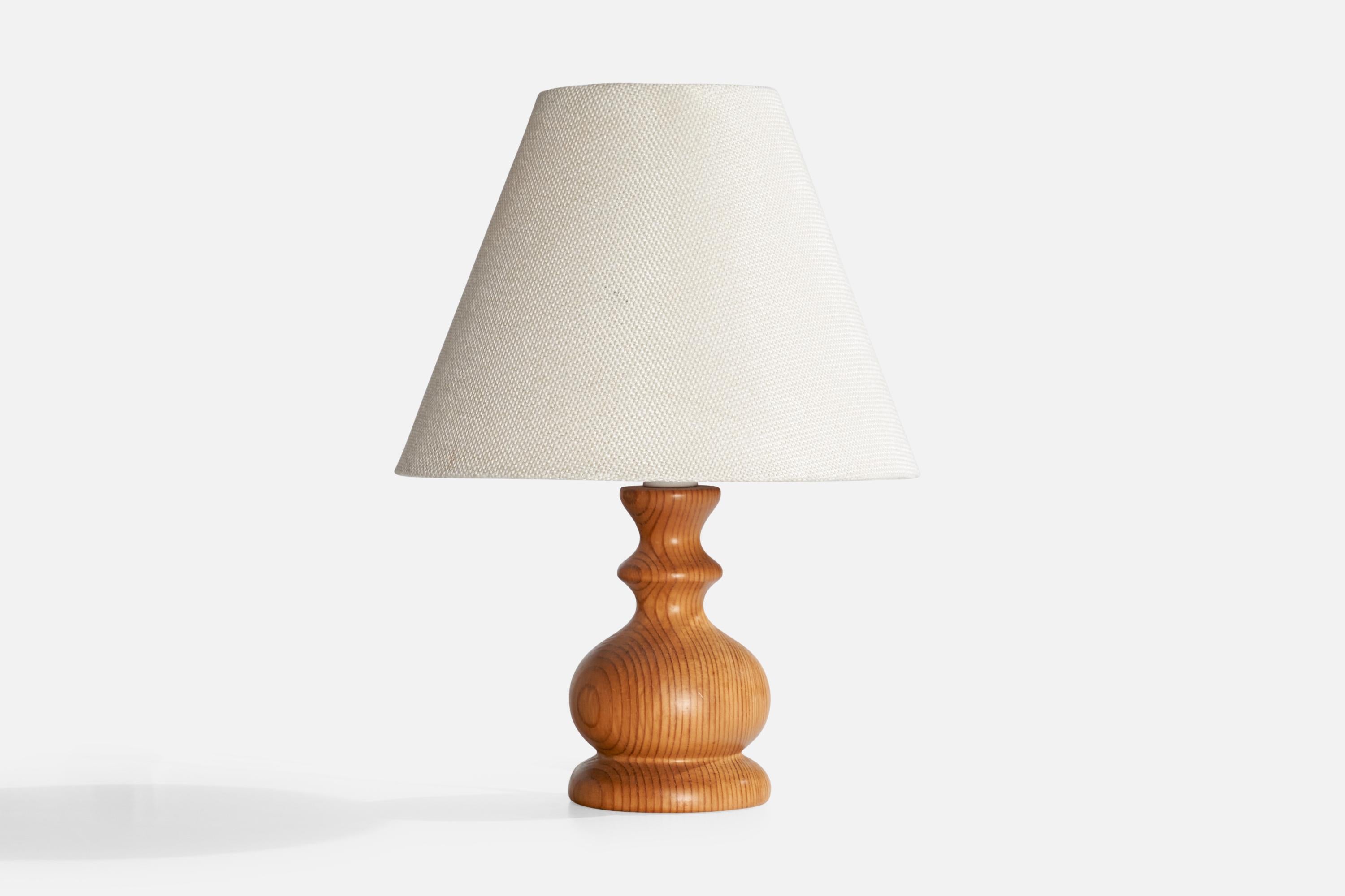 Lampe de table en pin conçue et produite en Suède, c. années 1970.

Dimensions de la lampe (pouces) : 6.75