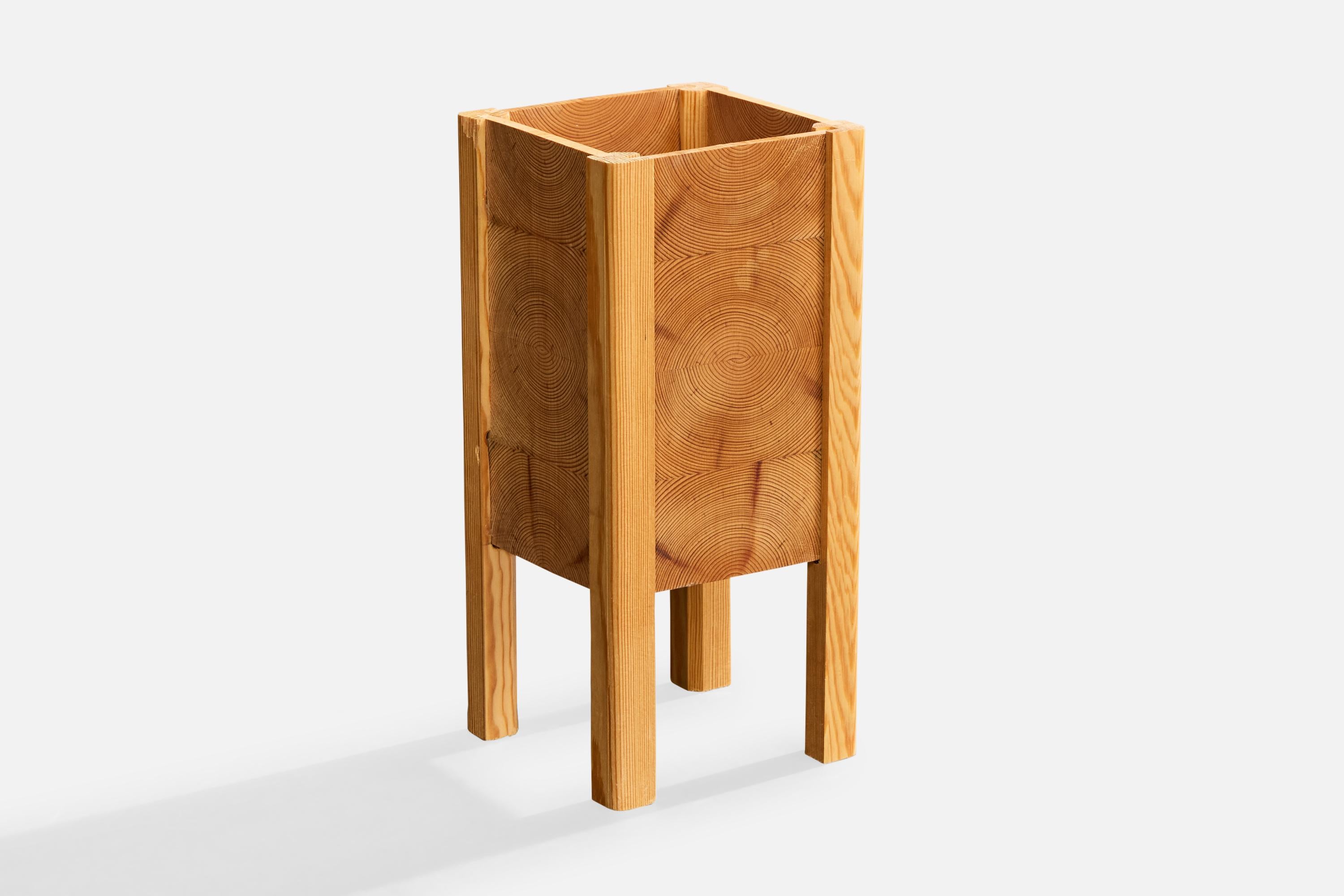 A pine table lamp designed and produced in Sweden, c. 1970s.

Dimensions of Lamp (inches): 11.3