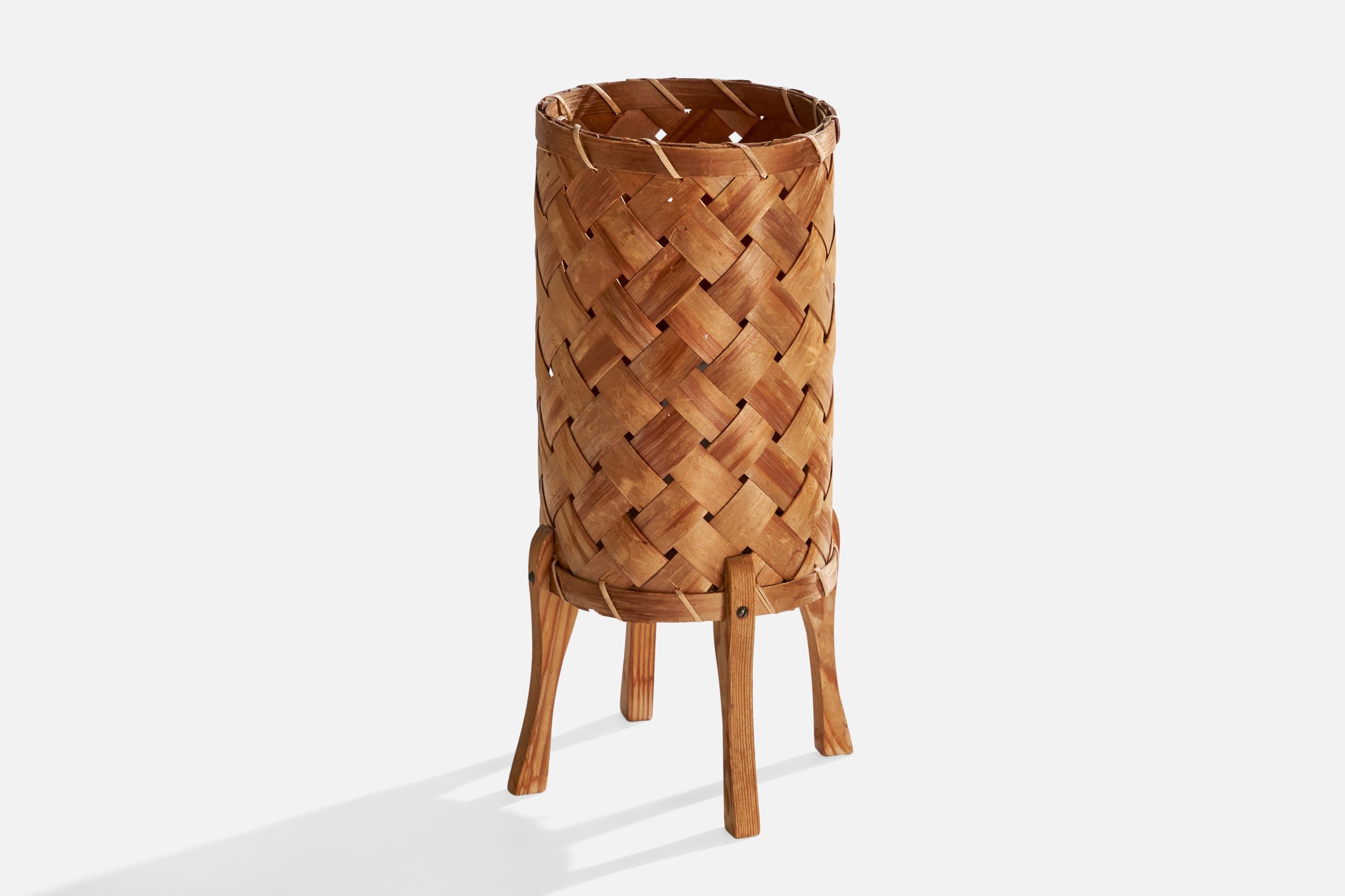 Swedish Designer, Table Lamp, Pine, Sweden, 1970s In Good Condition For Sale In High Point, NC