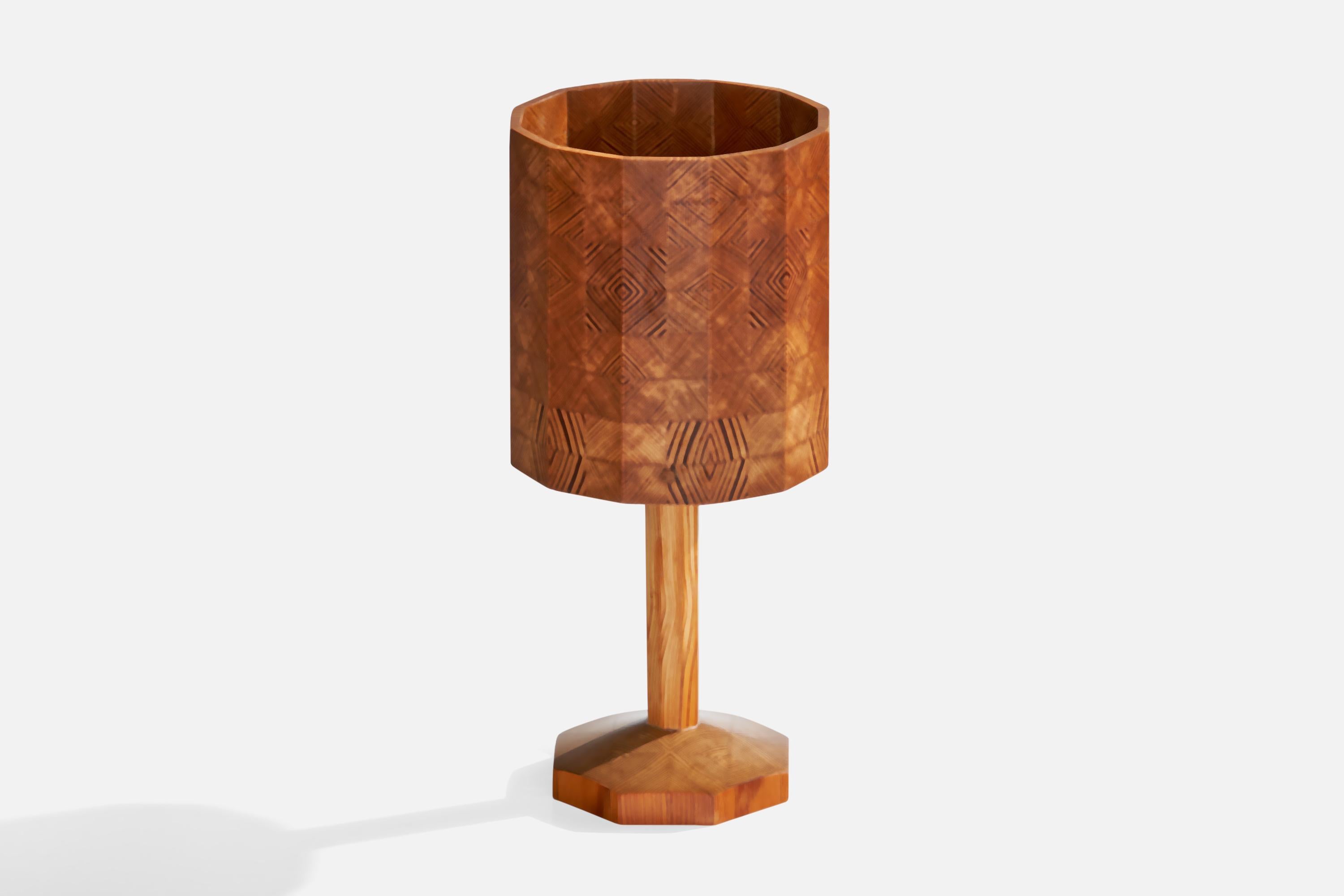 Schwedische Designerin, Tischlampe, Kiefernholz, Schweden, 1970er Jahre im Zustand „Gut“ im Angebot in High Point, NC