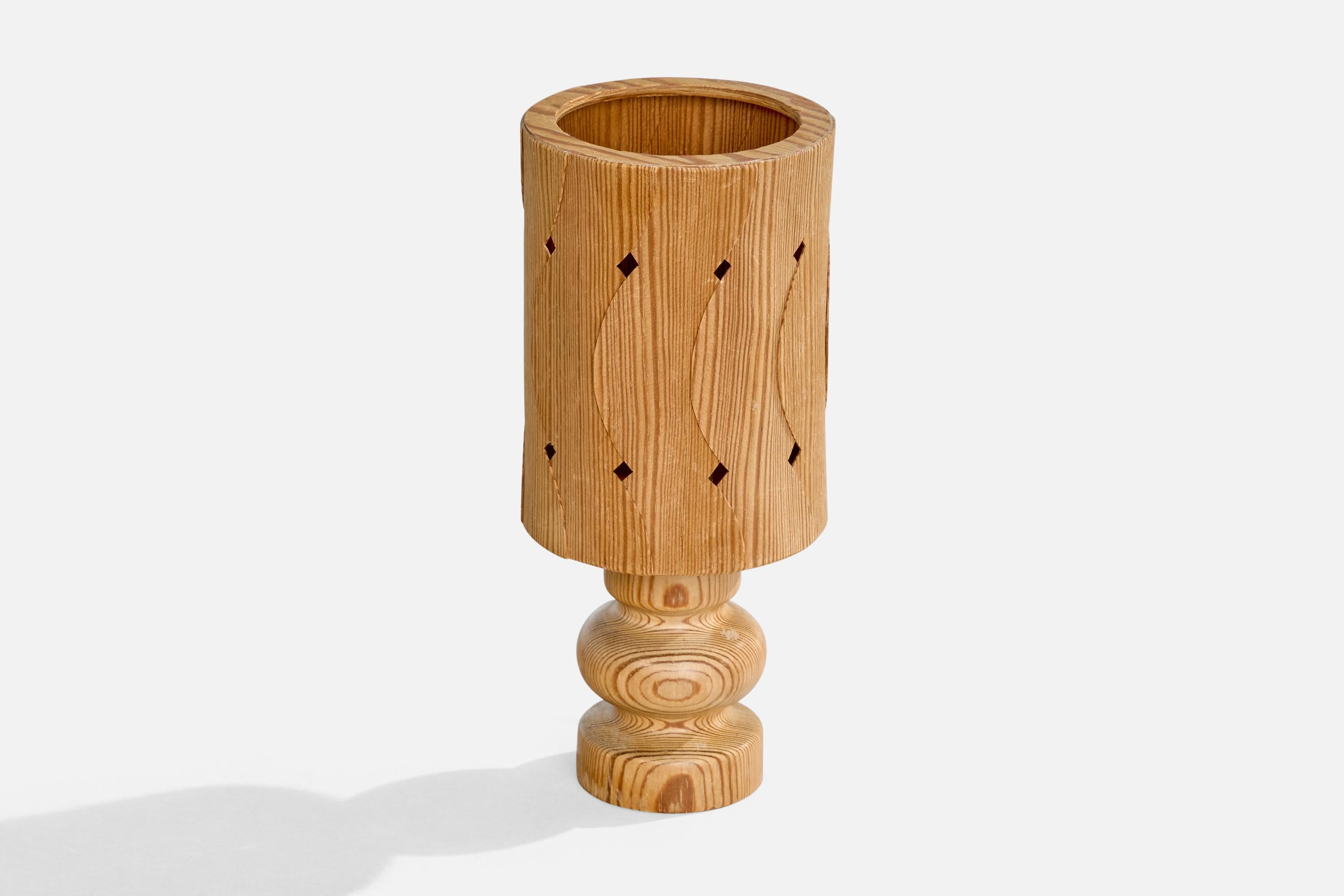 Swedish Designer, Table Lamp, Pine, Sweden, 1970s In Good Condition For Sale In High Point, NC
