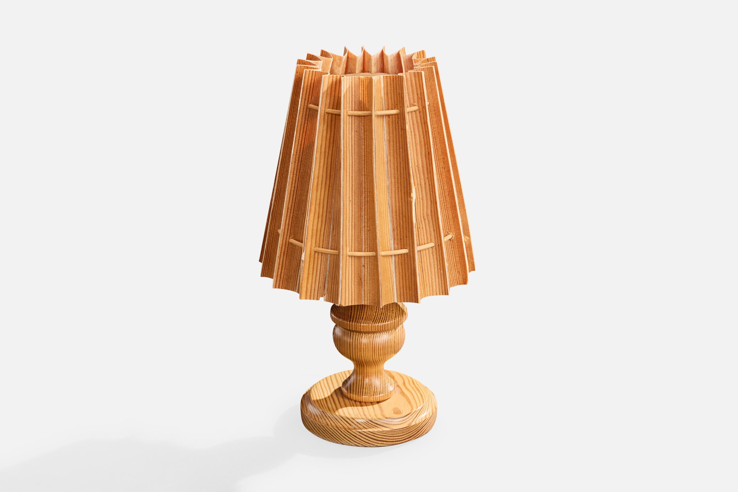 Mid-Century Modern Créateur suédois, lampe de bureau, pin, Suède, années 1970 en vente