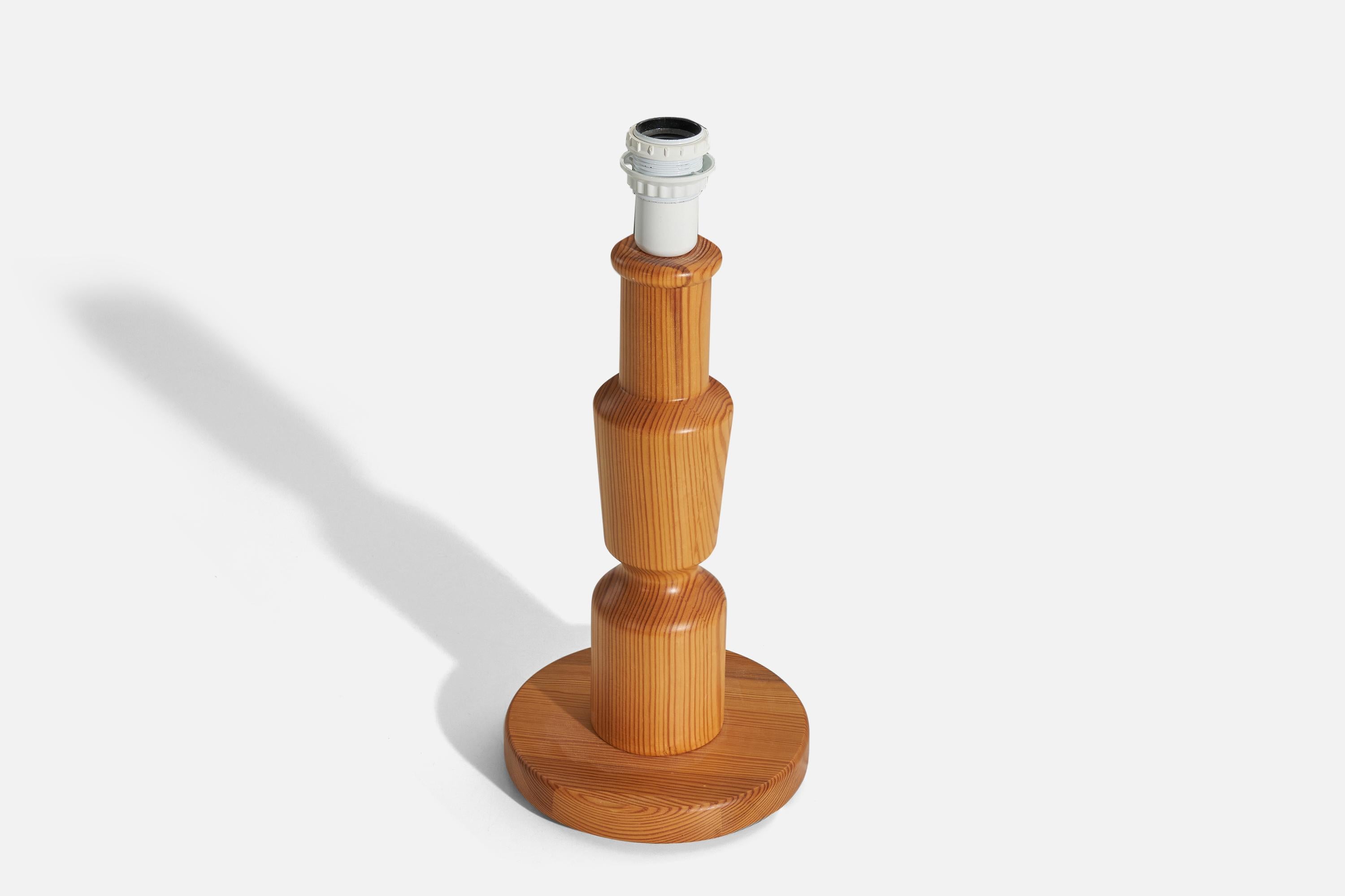 Swedish Designer, Table Lamp, Pine, Sweden, 1970s In Good Condition For Sale In High Point, NC