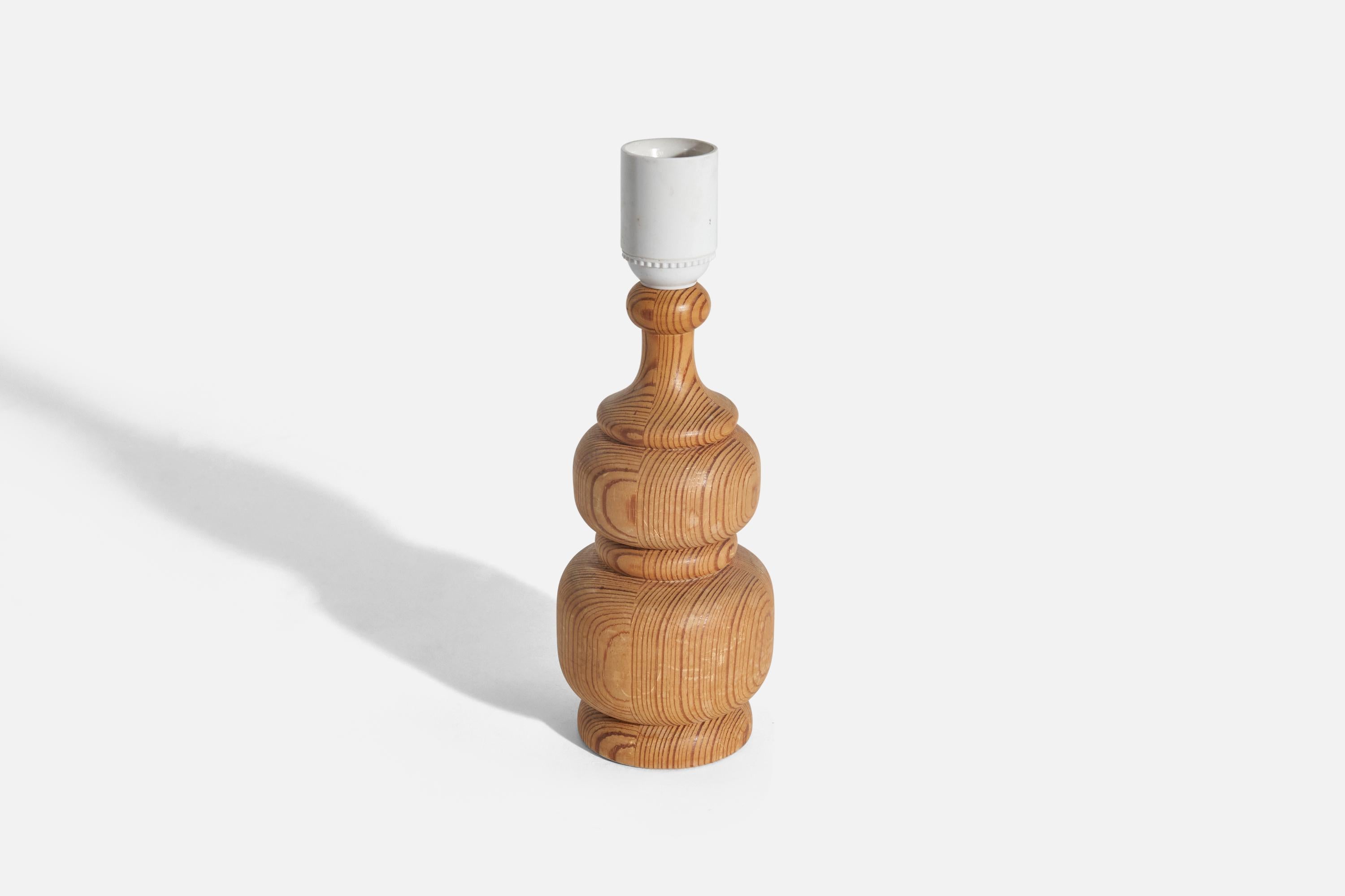 Swedish Designer, Table Lamp, Pine, Sweden, 1970s In Good Condition For Sale In High Point, NC