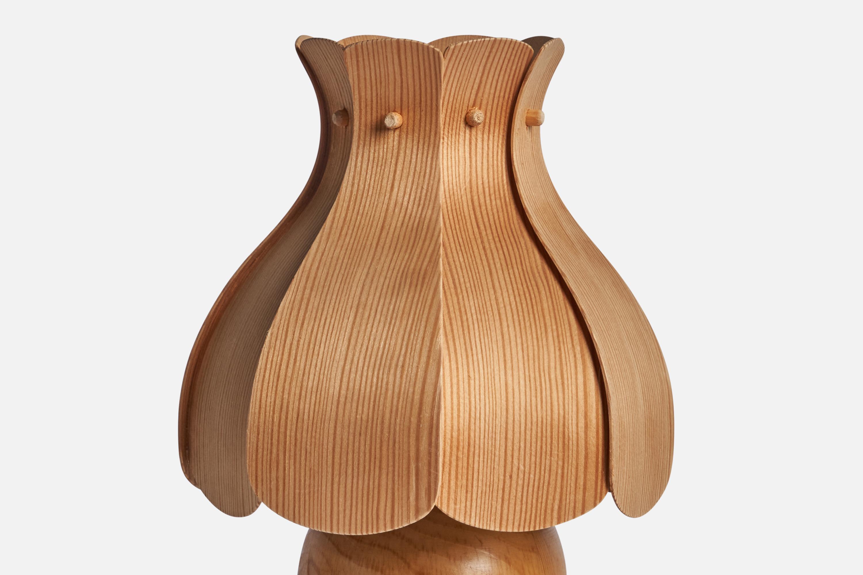 Swedish Designer, Table Lamp, Pine, Sweden, 1970s In Good Condition For Sale In High Point, NC