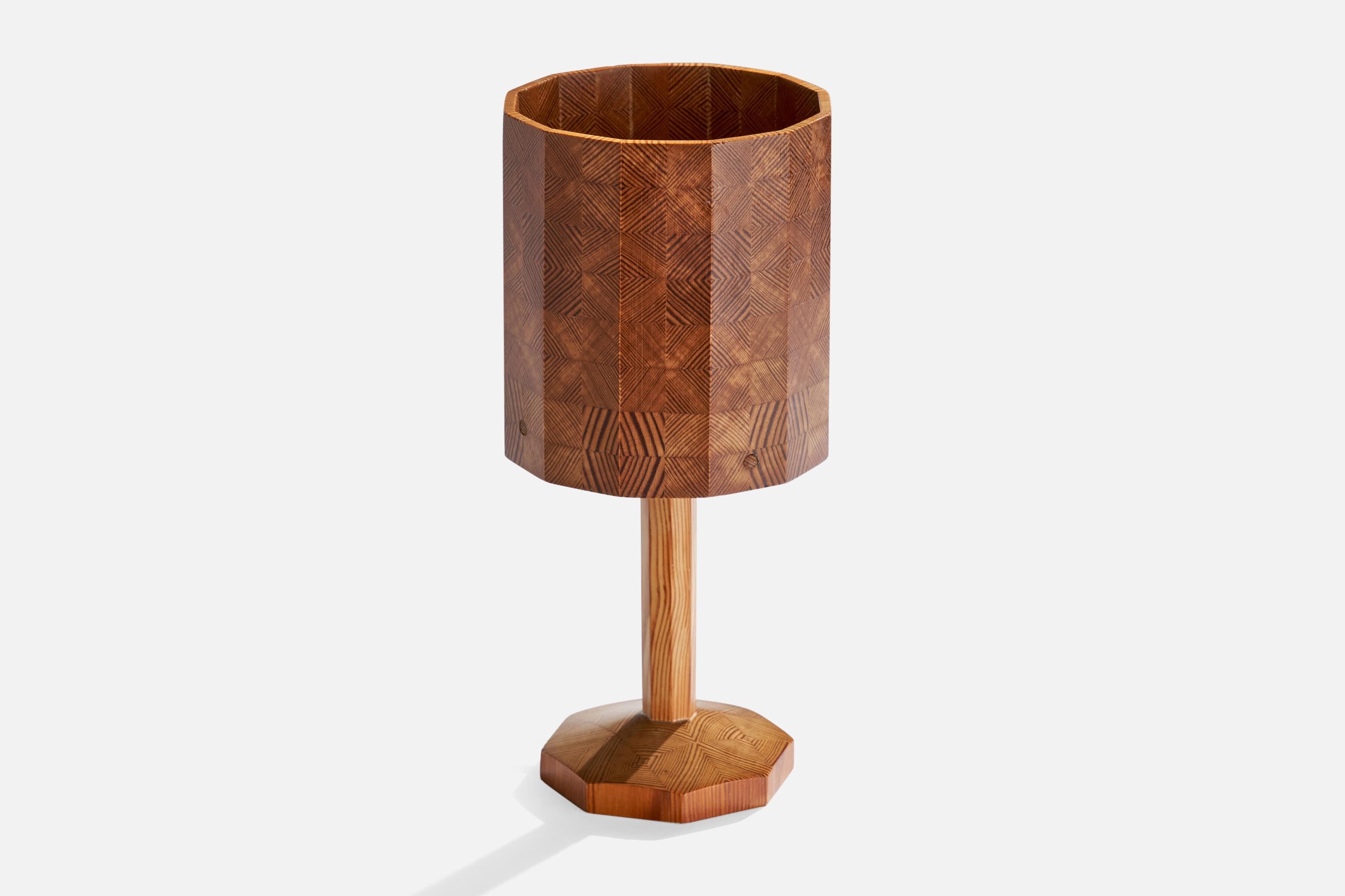 Schwedische Designerin, Tischlampe, Kiefernholz, Schweden, 1970er Jahre (Ende des 20. Jahrhunderts) im Angebot