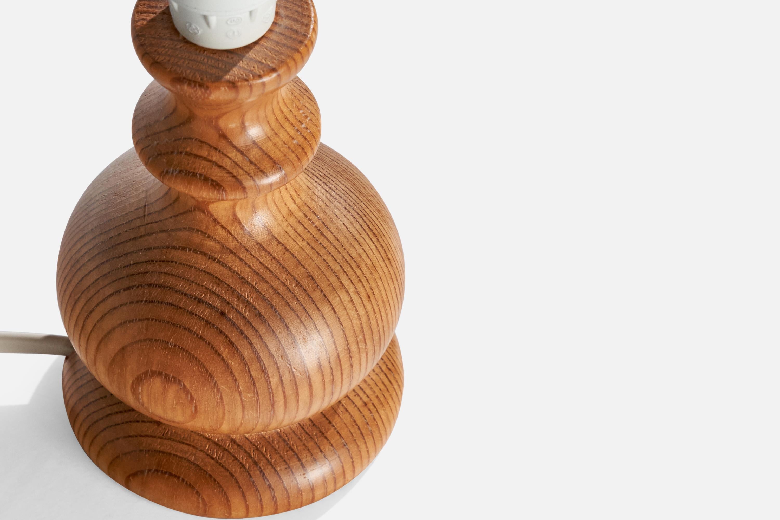 Créateur suédois, lampe de bureau, pin, Suède, années 1970 Bon état - En vente à High Point, NC