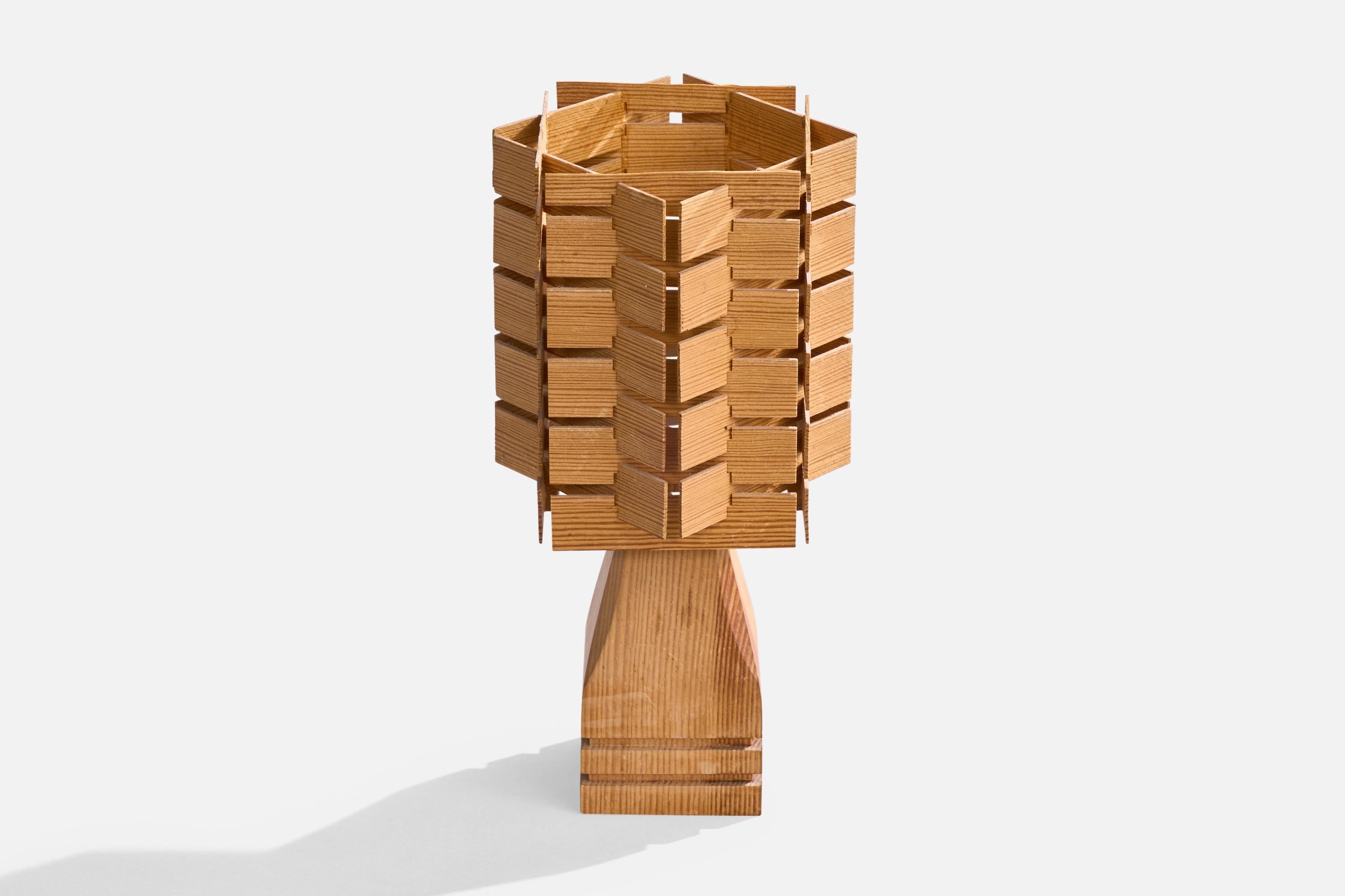 Schwedische Designerin, Tischlampe, Kiefernholz, Schweden, 1970er Jahre (Ende des 20. Jahrhunderts) im Angebot