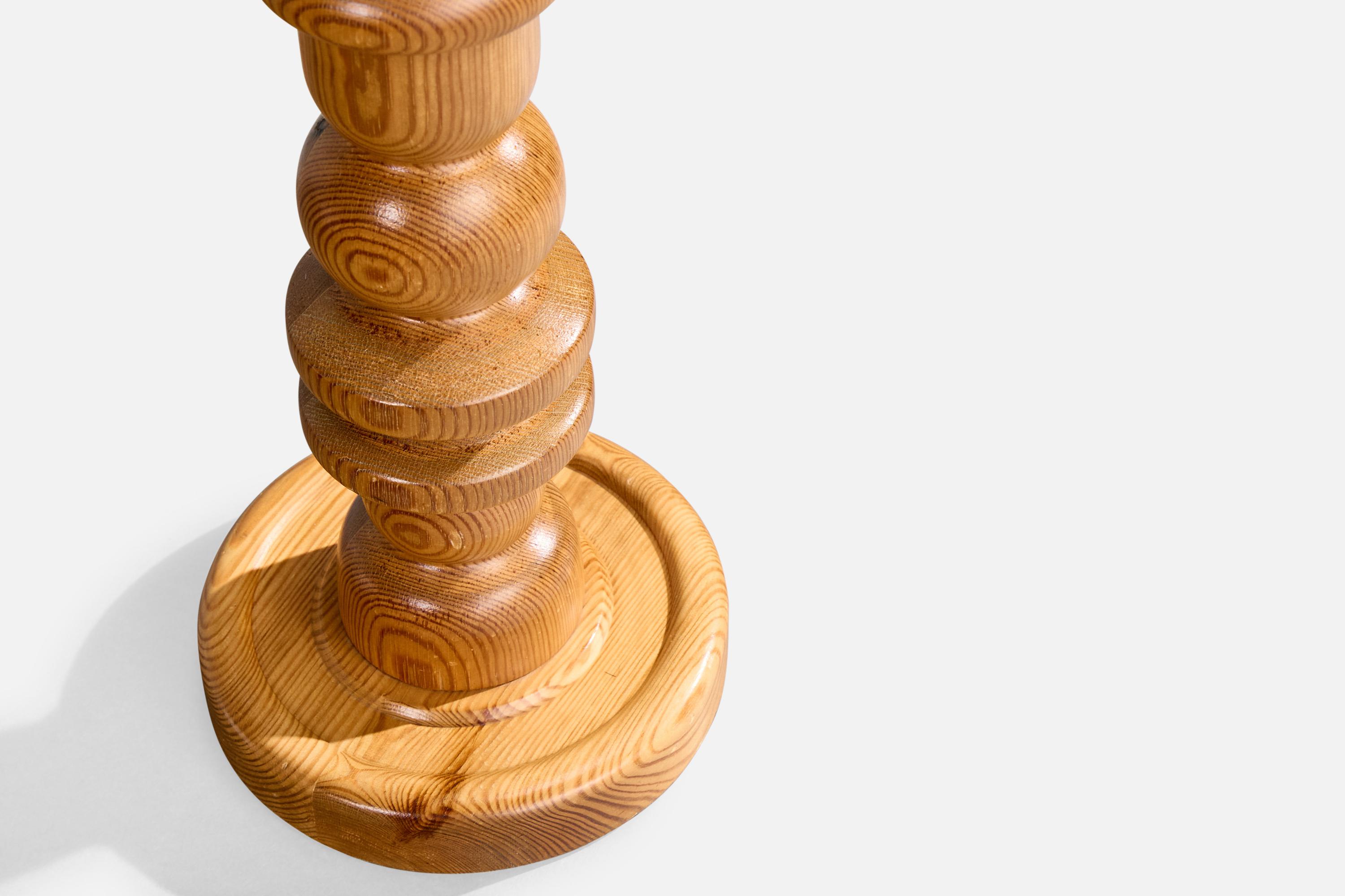 Swedish Designer, Table Lamp, Pine, Sweden, 1970s In Good Condition For Sale In High Point, NC