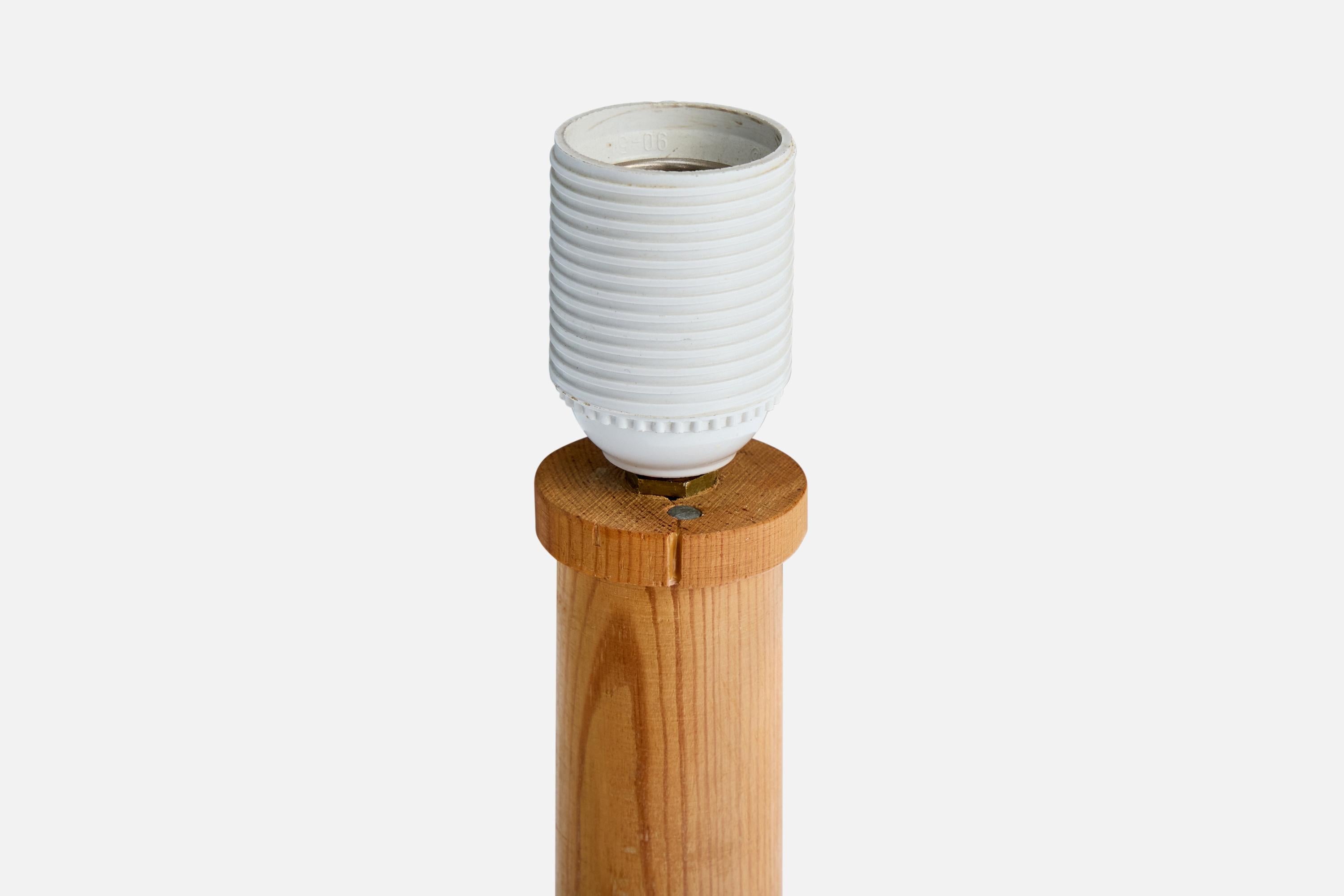 Swedish Designer, Table Lamp, Pine, Sweden, 1970s In Good Condition For Sale In High Point, NC