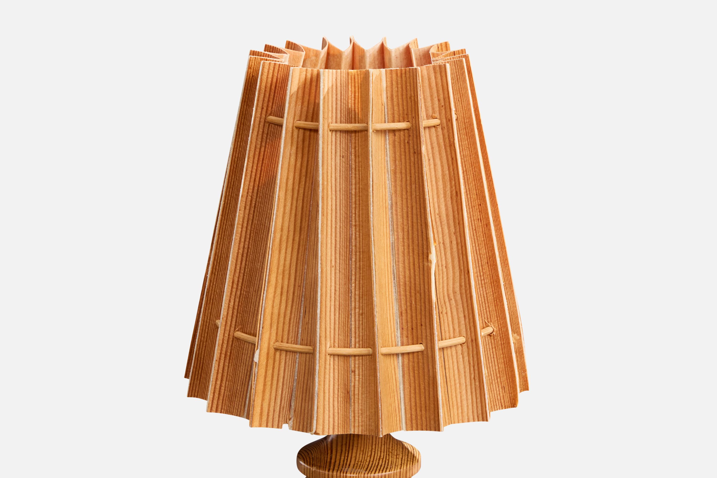 Suédois Créateur suédois, lampe de bureau, pin, Suède, années 1970 en vente