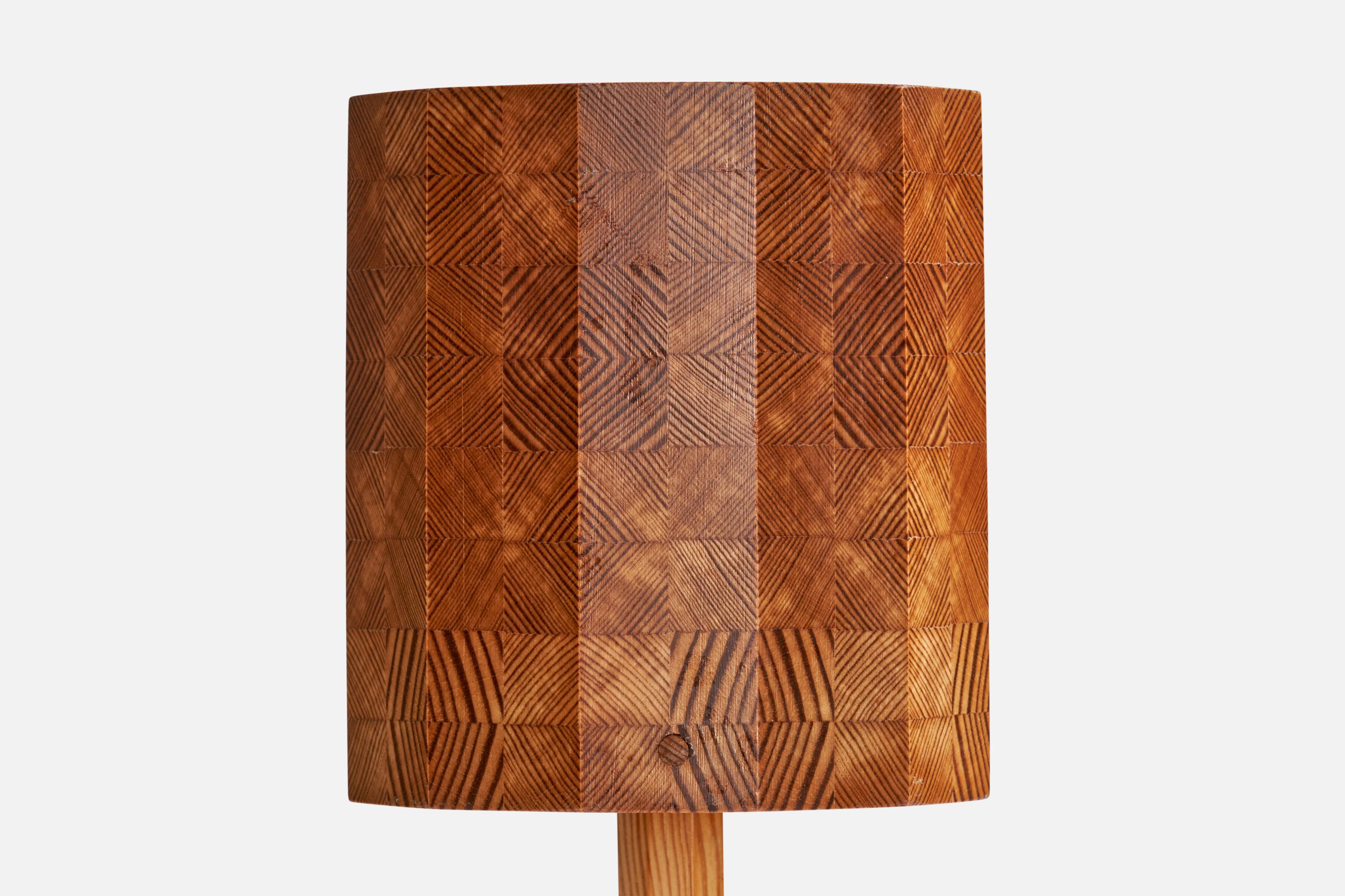 Schwedische Designerin, Tischlampe, Kiefernholz, Schweden, 1970er Jahre im Angebot 2