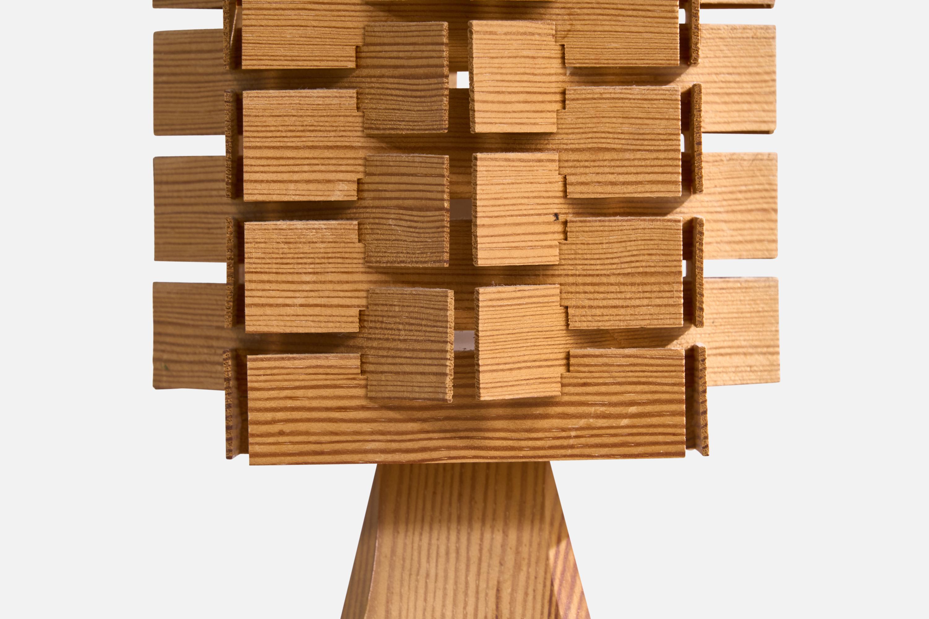 Schwedische Designerin, Tischlampe, Kiefernholz, Schweden, 1970er Jahre im Angebot 3