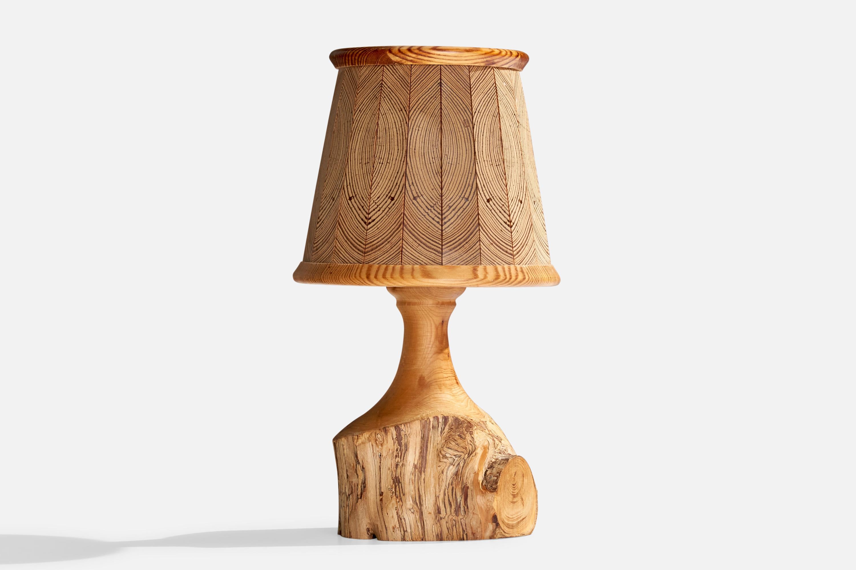 Lampe de table en bois et pin de forme libre, conçue et produite en Suède, C.C..

Dimensions de la lampe (pouces) : 6.125