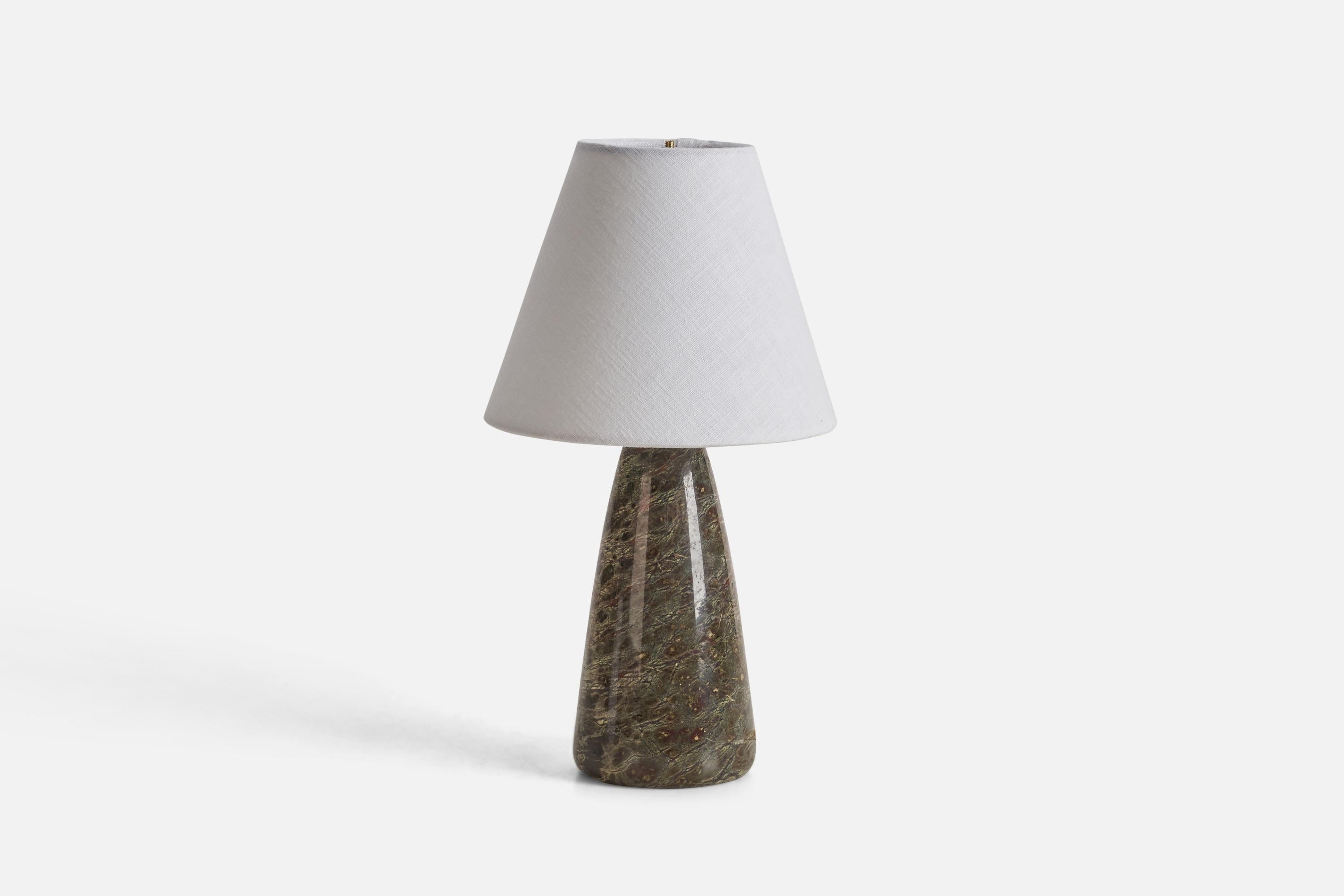 Lampe de table en pierre polie conçue et produite par un designer suédois, Suède, années 1970.

Dimensions de la lampe (pouces) : 10.68 x 4.2 x 4.2 (Hauteur x Largeur x Profondeur)
Dimensions de l'abat-jour (pouces) : 4 x 8 x 6.5 (Diamètre supérieur