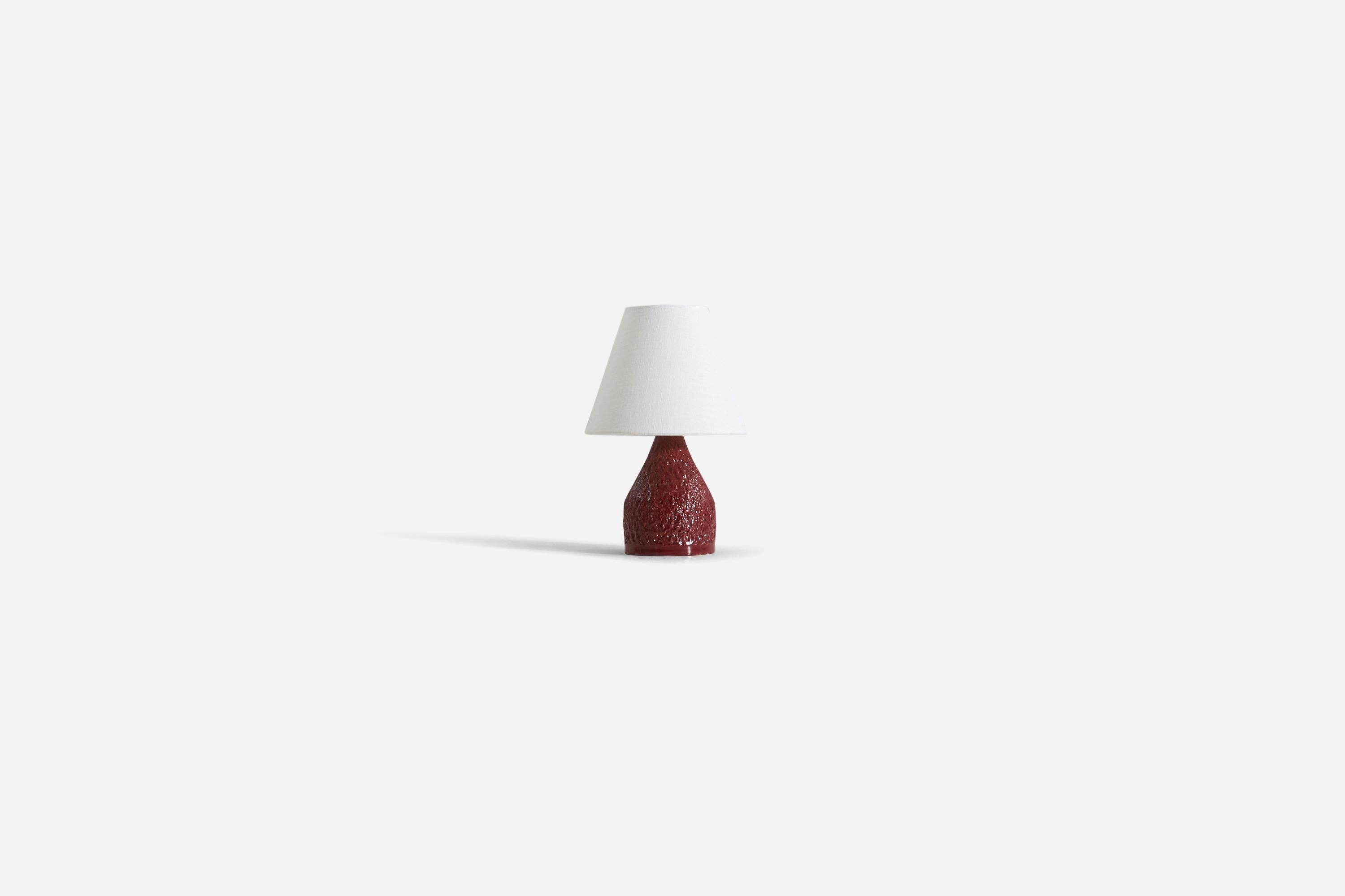 Tischlampe aus rot glasiertem und geritztem Steingut, hergestellt in Schweden, ca. 1960er Jahre.

Verkauft ohne Lampenschirm. 

Die angegebenen Maße beziehen sich auf die Lampe.
Als Referenz. 
Schirm : 4 x 8 x 6,5
Lampe mit Schirm : 12,25 x 8